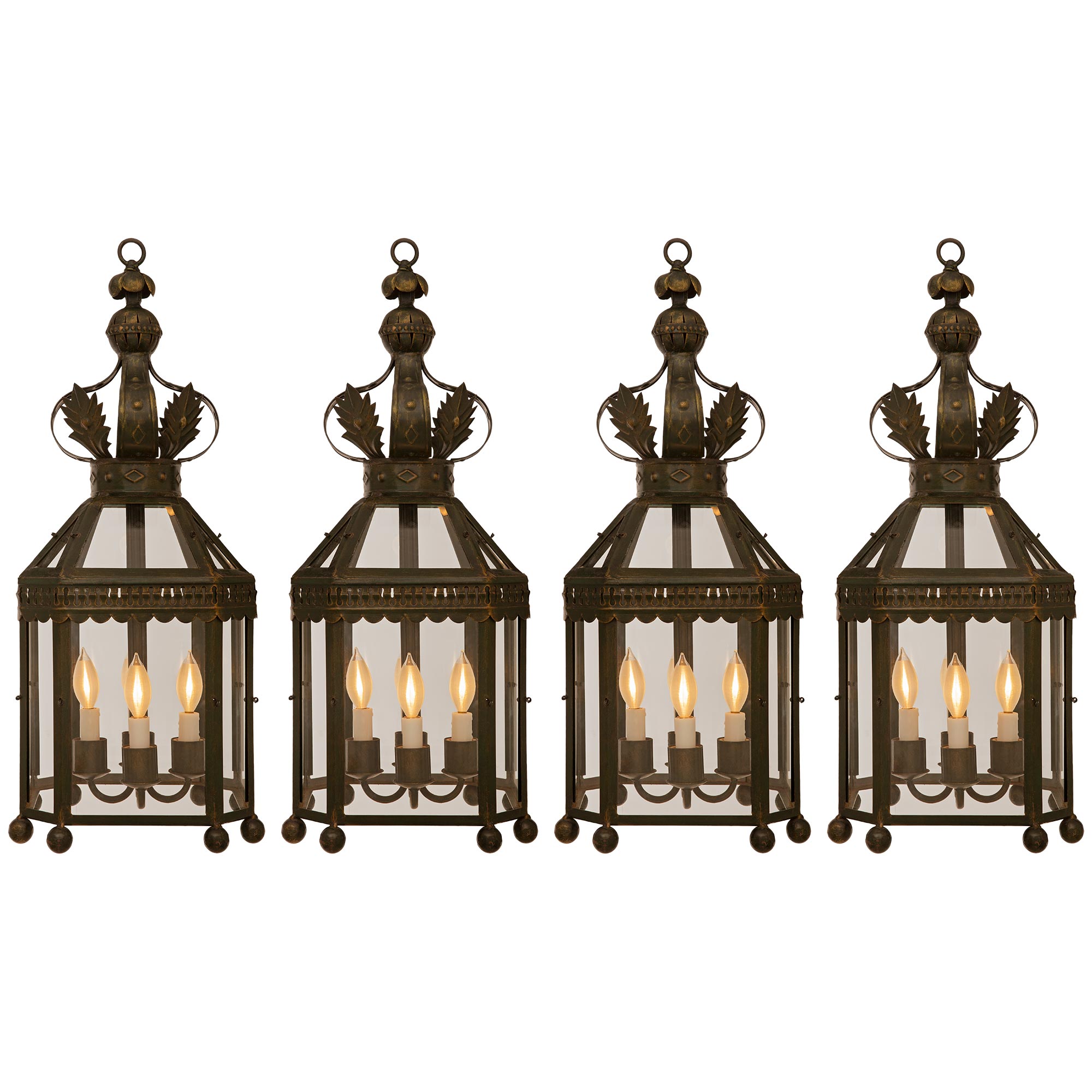 Ensemble de quatre lanternes en fer forgé de style Louis XVI du début du siècle en vente