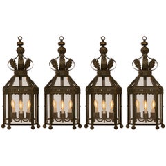 Ensemble de quatre lanternes en fer forgé de style Louis XVI du début du siècle