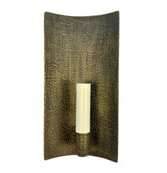 Ensemble de quatre appliques françaises en laiton matricé