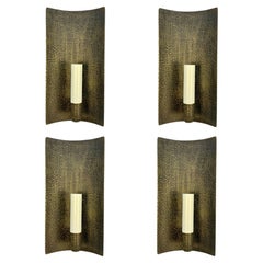 Ensemble de quatre appliques françaises en laiton matricé