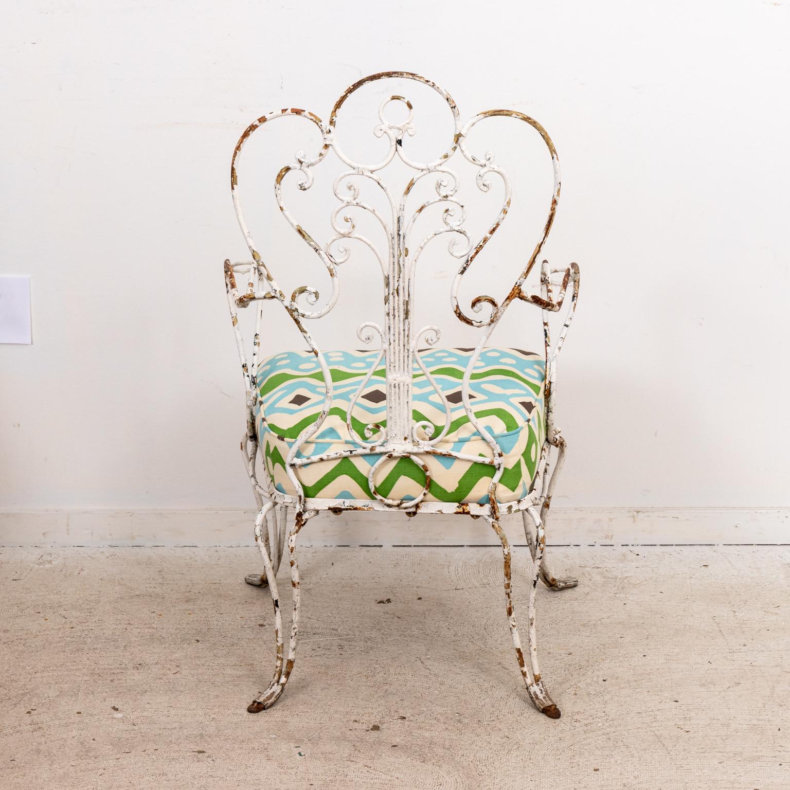 Tissu d'ameublement Ensemble de quatre chaises de jardin en fer forgé français