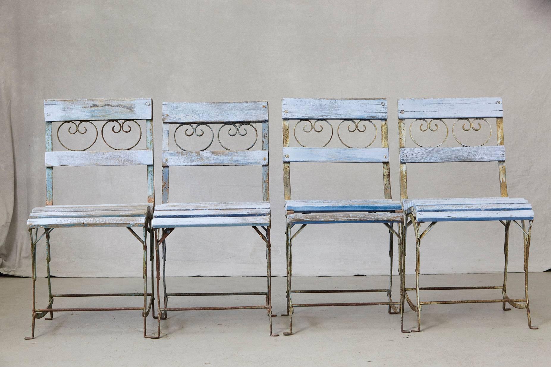 Set of Four French Wrought Iron Garden Chairs with Blue Wooden Slats In Distressed Condition In Pau, FR