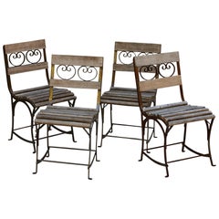 Ensemble de quatre chaises de jardin ou de bistro en fer forgé français avec ardoises en bois