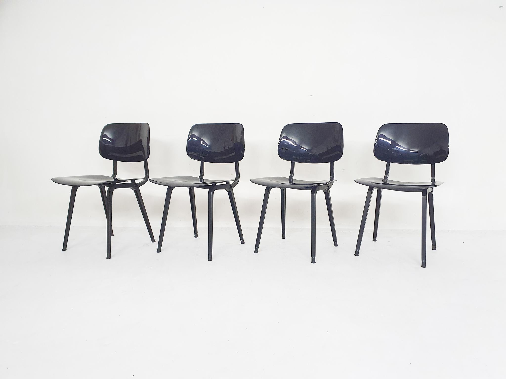 Néerlandais Ensemble de quatre chaises de salle à manger «volt » de Friso Kramer pour Ahrend de Cirkel, 1993 en vente