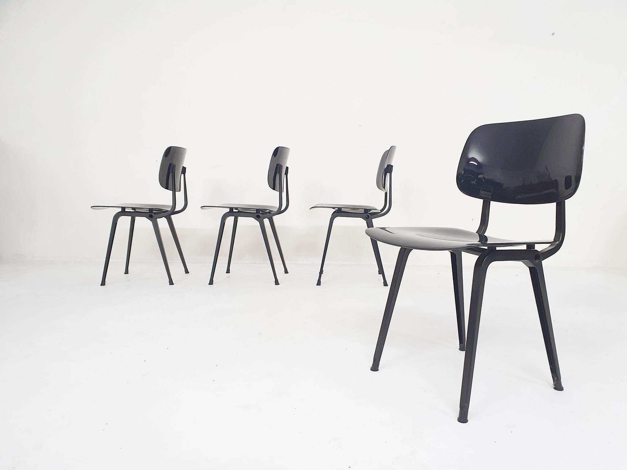 Métal Ensemble de quatre chaises de salle à manger «volt » de Friso Kramer pour Ahrend de Cirkel, 1993 en vente