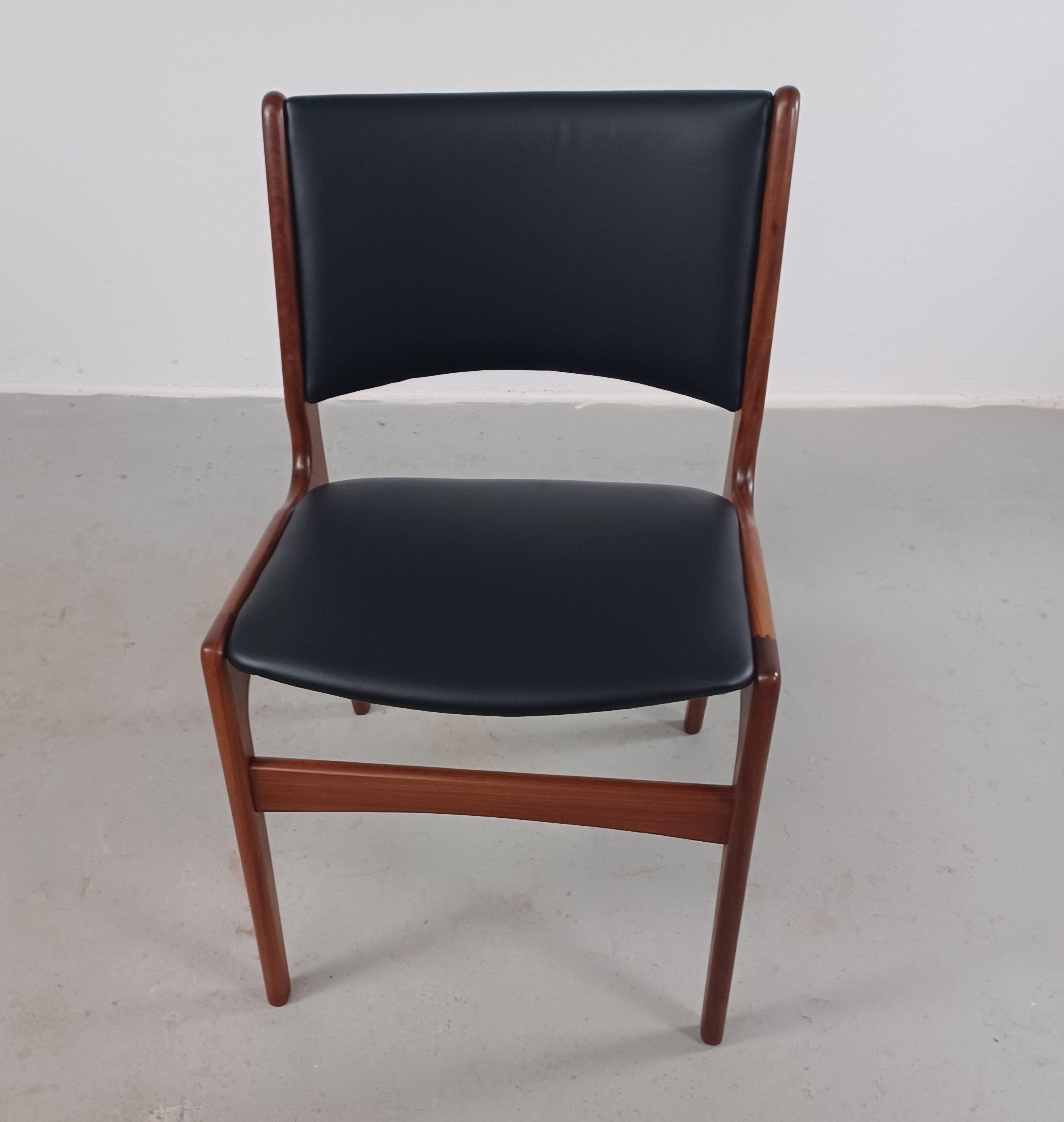 Ensemble de quatre chaises de salle à manger danoises Erik Buch entièrement restaurées, fabriquées par Anderstrup Møbelfabrik.

Comme toutes les chaises d'Erik Buchs, elles sont fabriquées en teck et ont un cadre en bois massif. Elles se