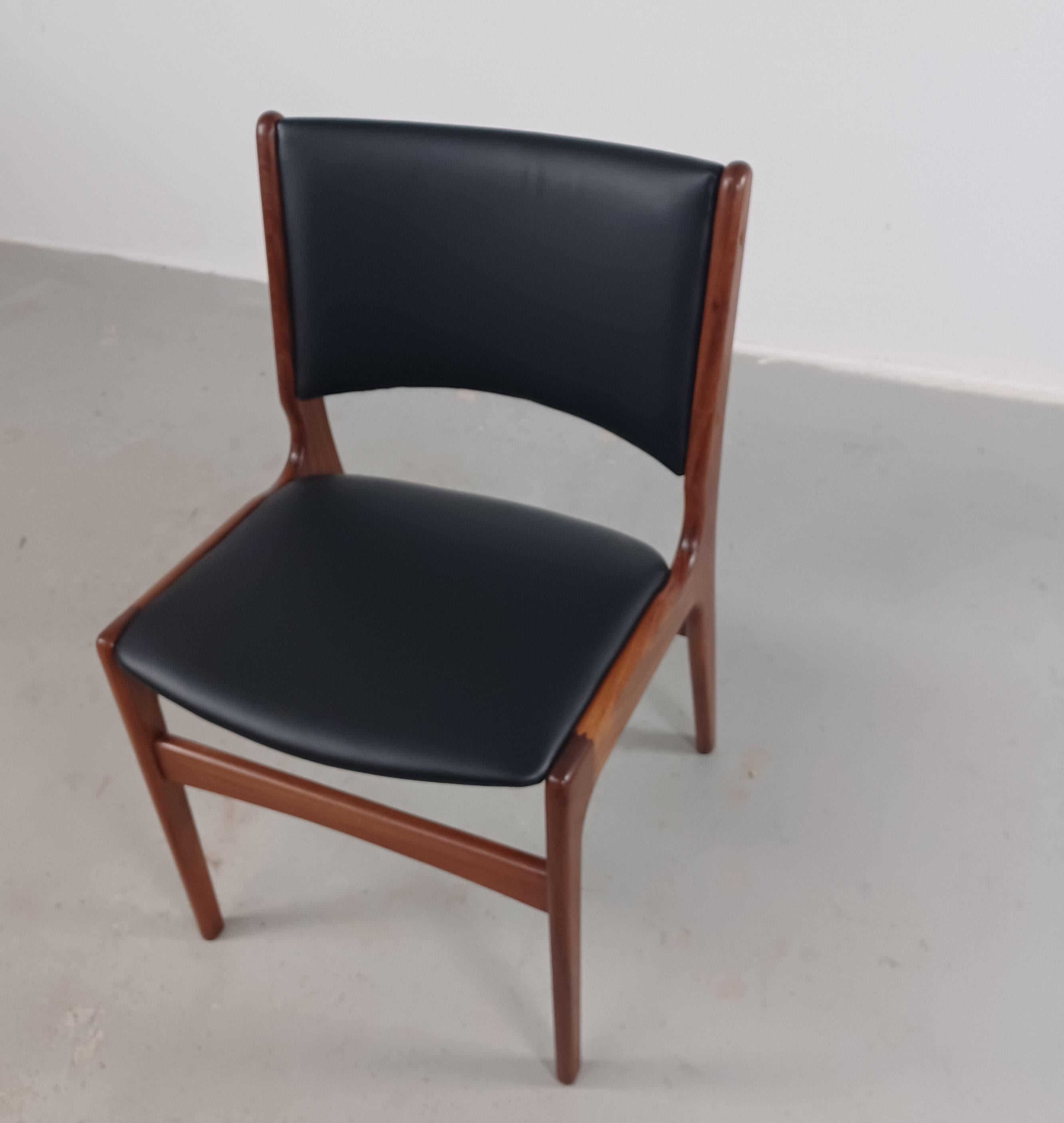 Scandinave moderne Quatre chaises de salle à manger danoises restaurées en teck Erik Buch, dont un retapissage personnalisé en vente