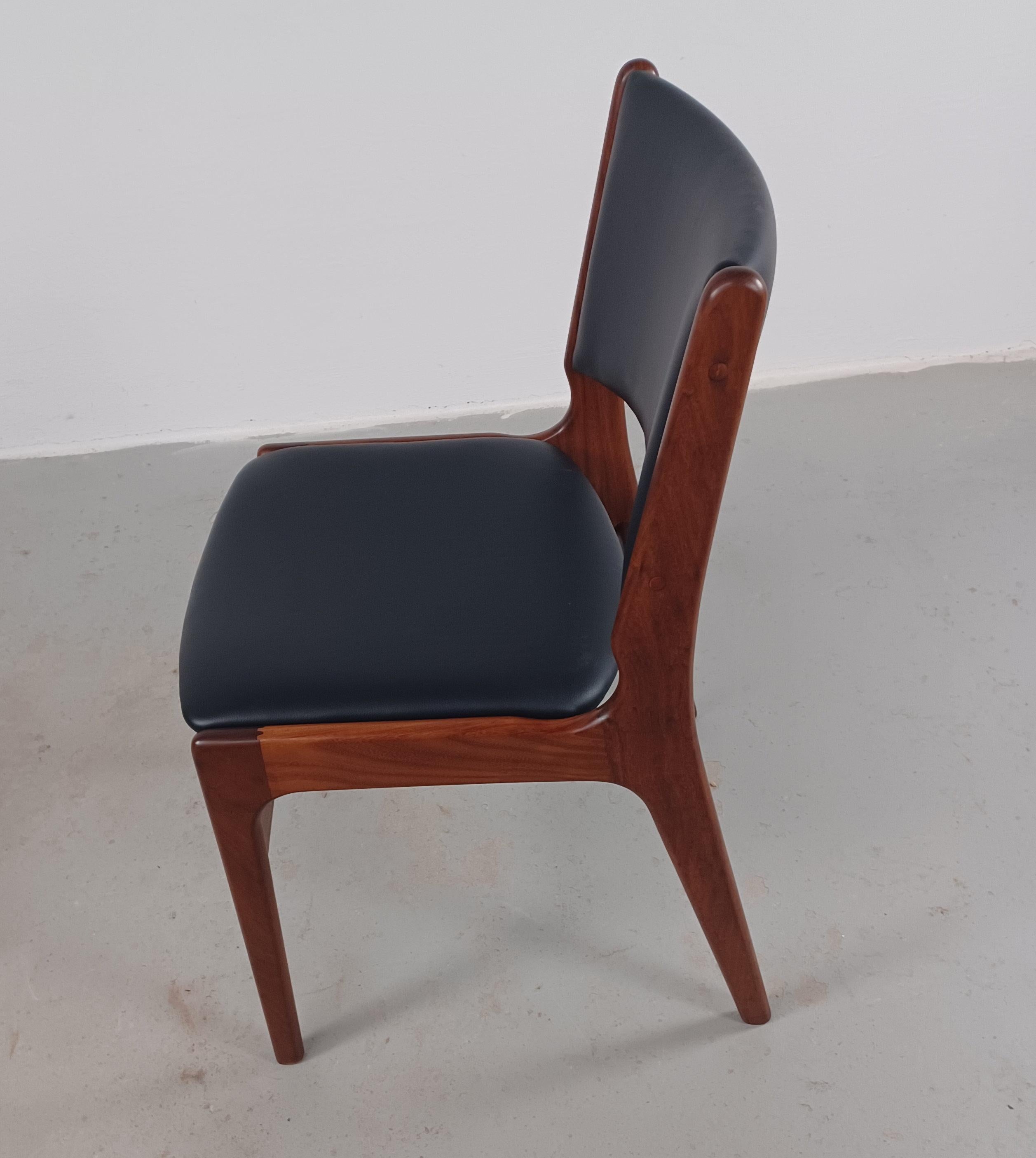Danois Quatre chaises de salle à manger danoises restaurées en teck Erik Buch, dont un retapissage personnalisé en vente