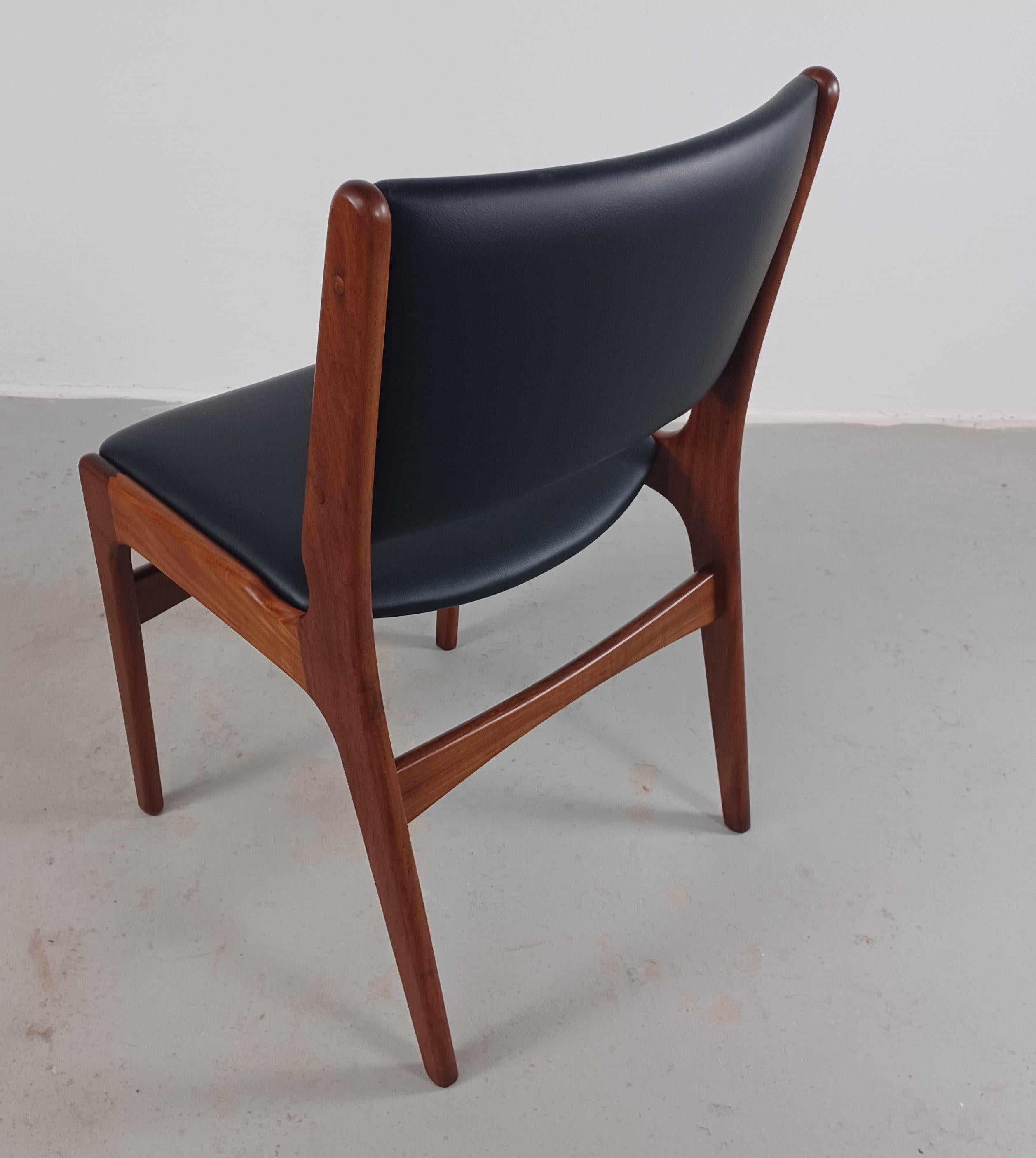 20ième siècle Quatre chaises de salle à manger danoises restaurées en teck Erik Buch, dont un retapissage personnalisé en vente
