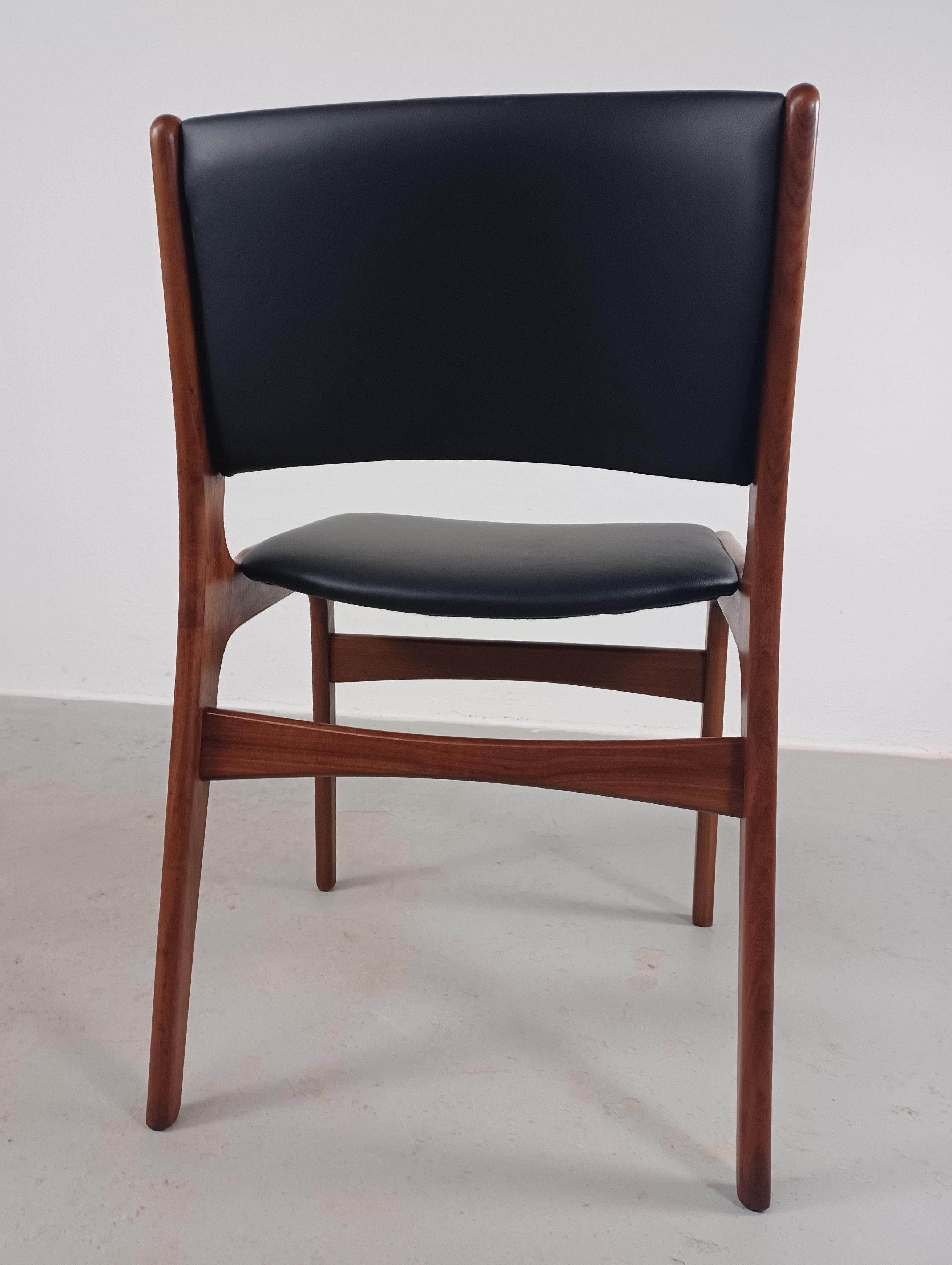 Bois Quatre chaises de salle à manger danoises restaurées en teck Erik Buch, dont un retapissage personnalisé en vente