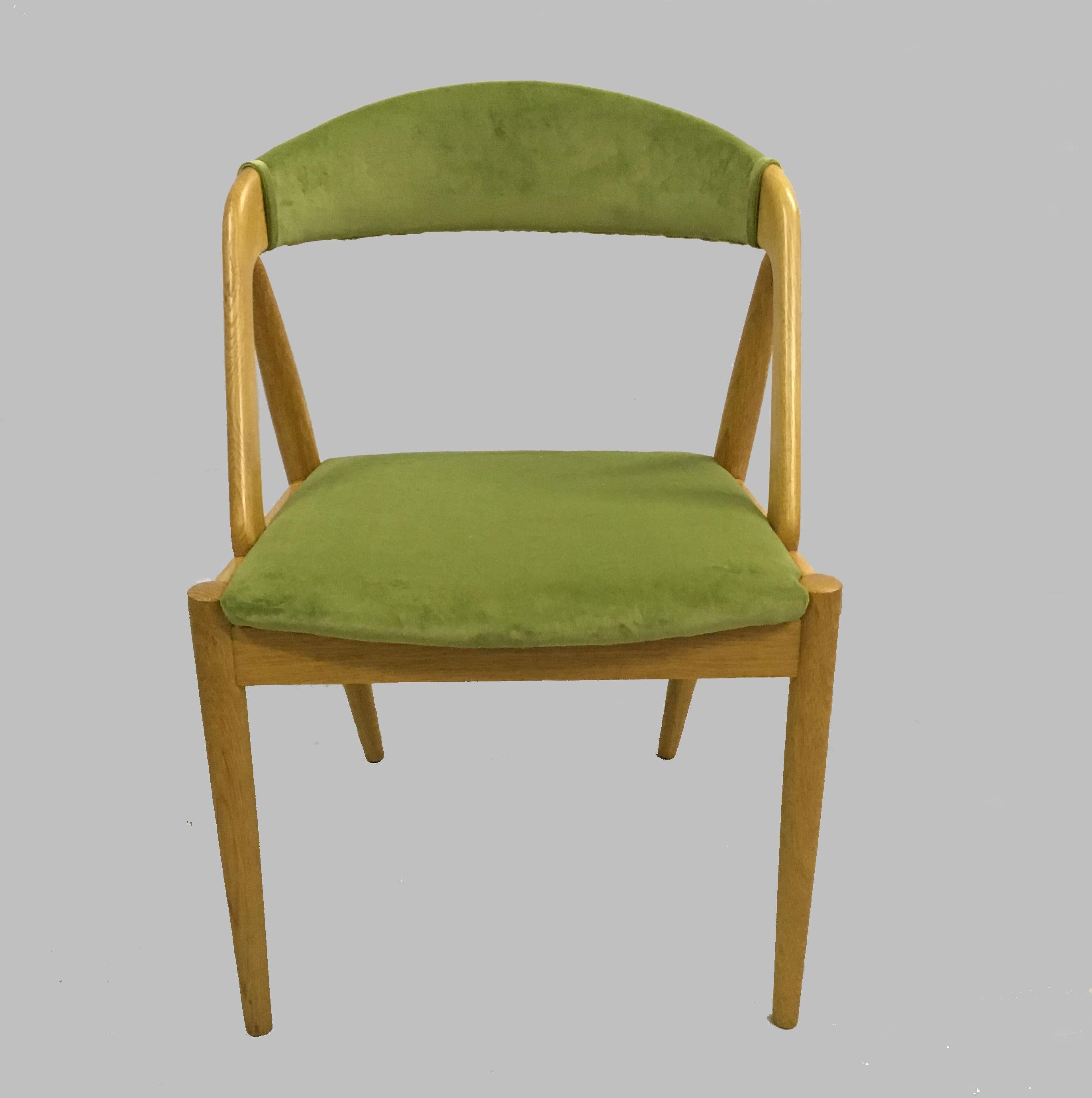 Ensemble de quatre chaises de salle à manger en chêne entièrement restaurées, conçues par Kai Kristiansen pour Schou Andersens Møbelfabrik en 1956.

Les chaises ont été vérifiées, restaurées si nécessaire et revernies par notre ébéniste pour