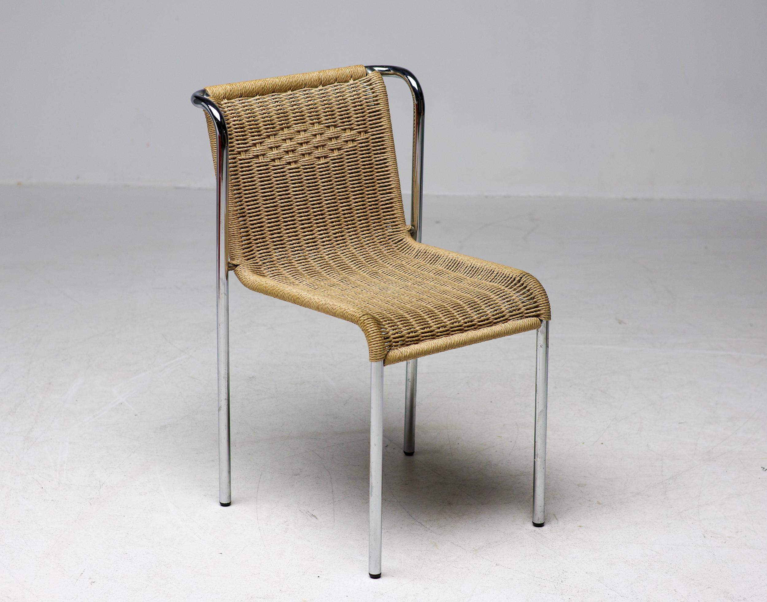 Chaises de salle à manger élégantes et très confortables en acier tubulaire chromé et corde, conçues par le célèbre architecte italien Gabriele Mucchi.
Ensemble de 4 chaises assorties en très bon état.

Gabriele Mucchi (1899-2002) était un peintre,