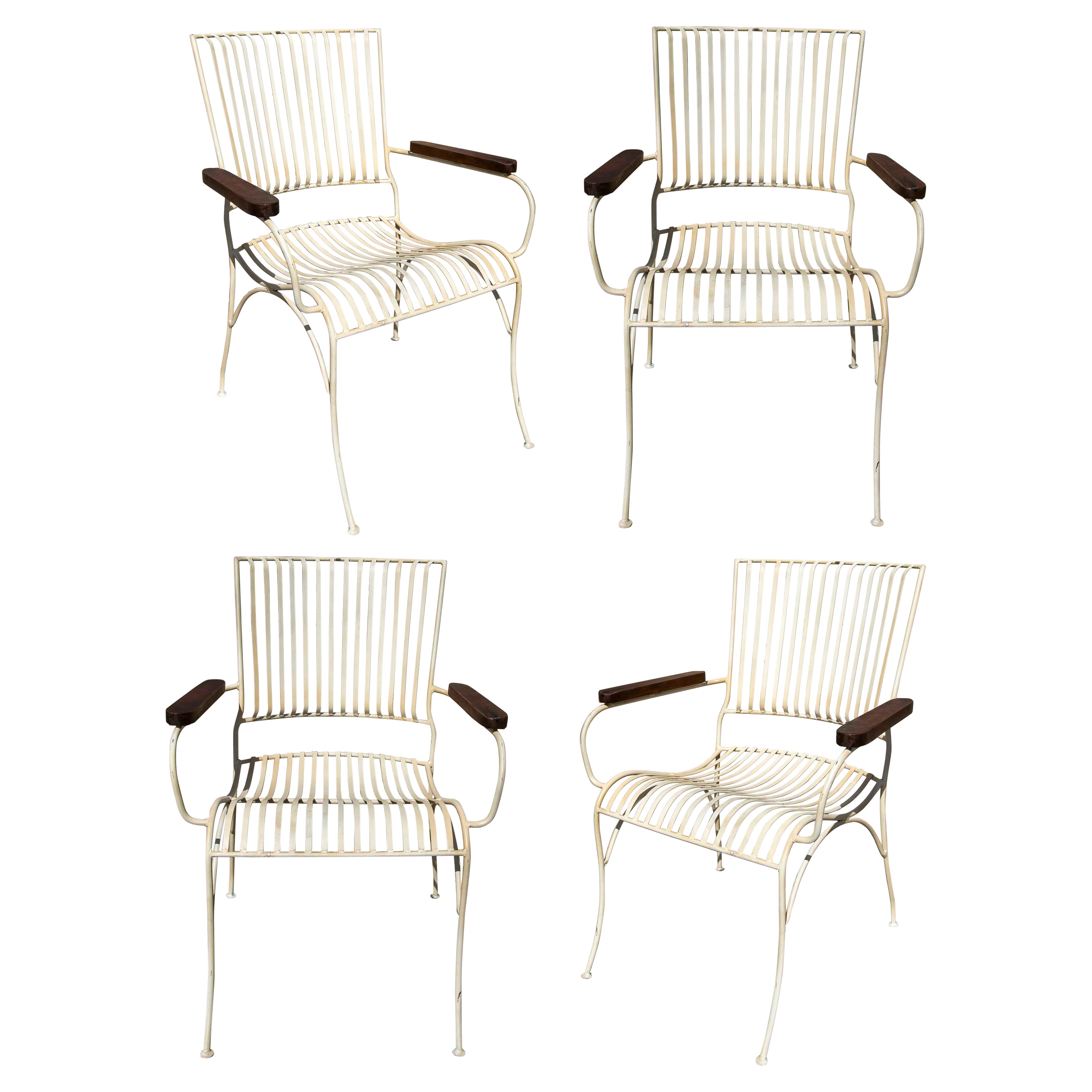 Ensemble de quatre chaises de jardin en fer avec accoudoirs en bois