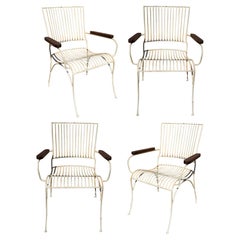 Ensemble de quatre chaises de jardin en fer avec accoudoirs en bois