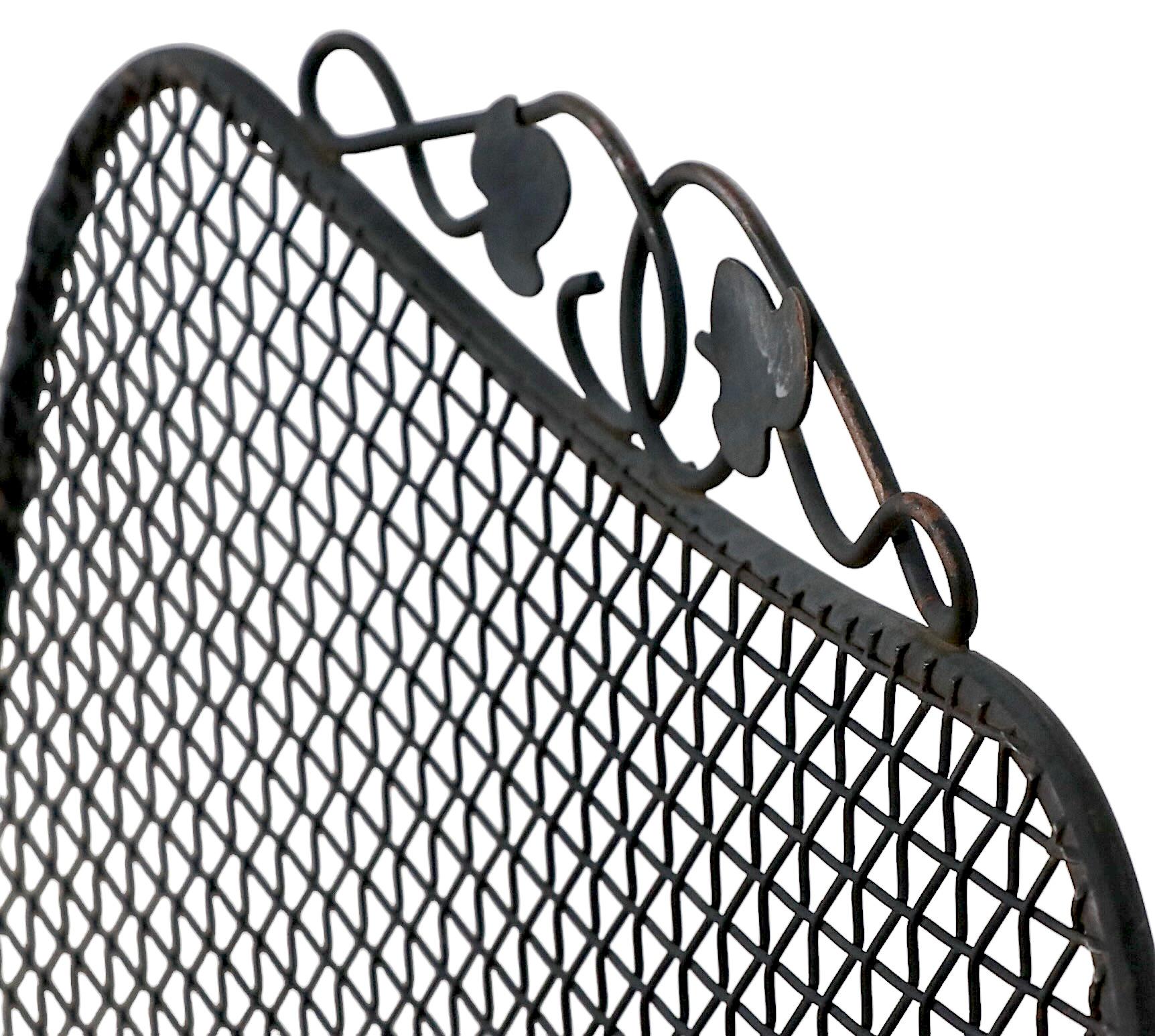 Quintessenz aus der Mitte des Jahrhunderts: Garten-, Terrassen- und Poolsessel von Russell Woodard. Diese Stühle haben die charakteristischen Sitzflächen und Rückenlehnen aus Metallgeflecht, die Gestelle sind schmiedeeisern und haben gerade so viel