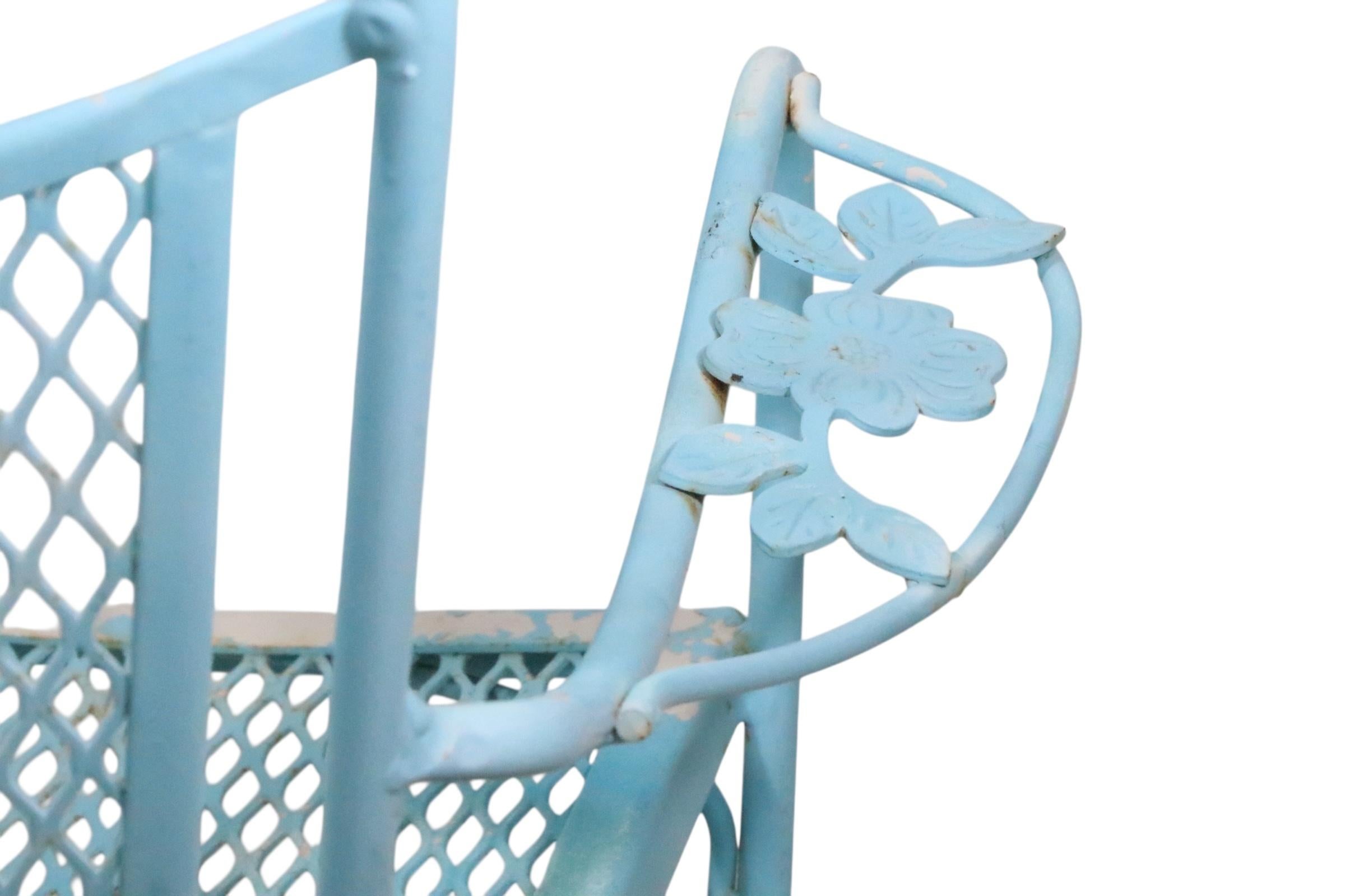 Ensemble de quatre chaises de salle à manger en fer forgé pour le jardin, le patio et la piscine par Woodard Co. en vente 4