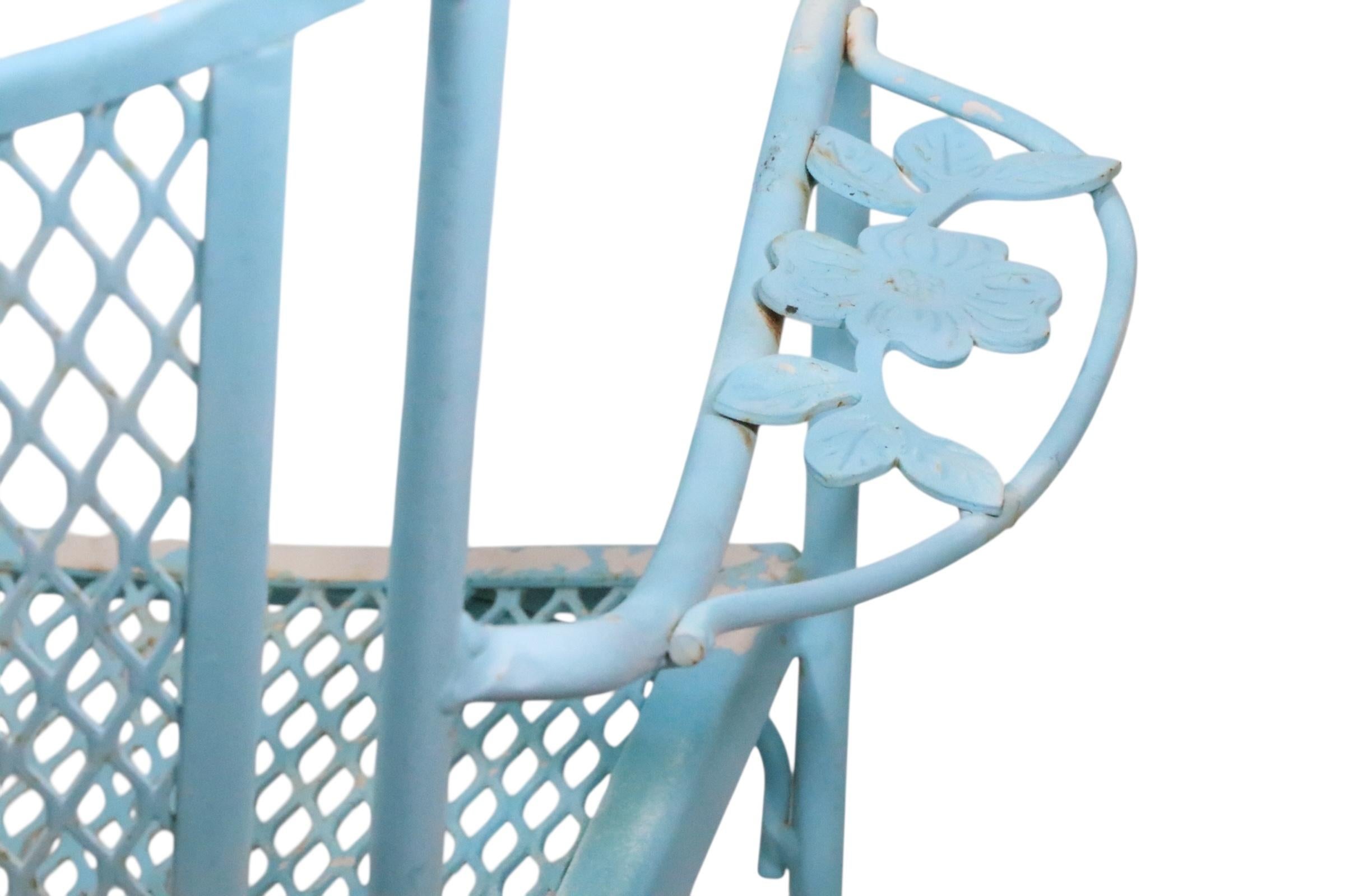 Ensemble de quatre chaises de salle à manger en fer forgé pour le jardin, le patio et la piscine par Woodard Co. en vente 5