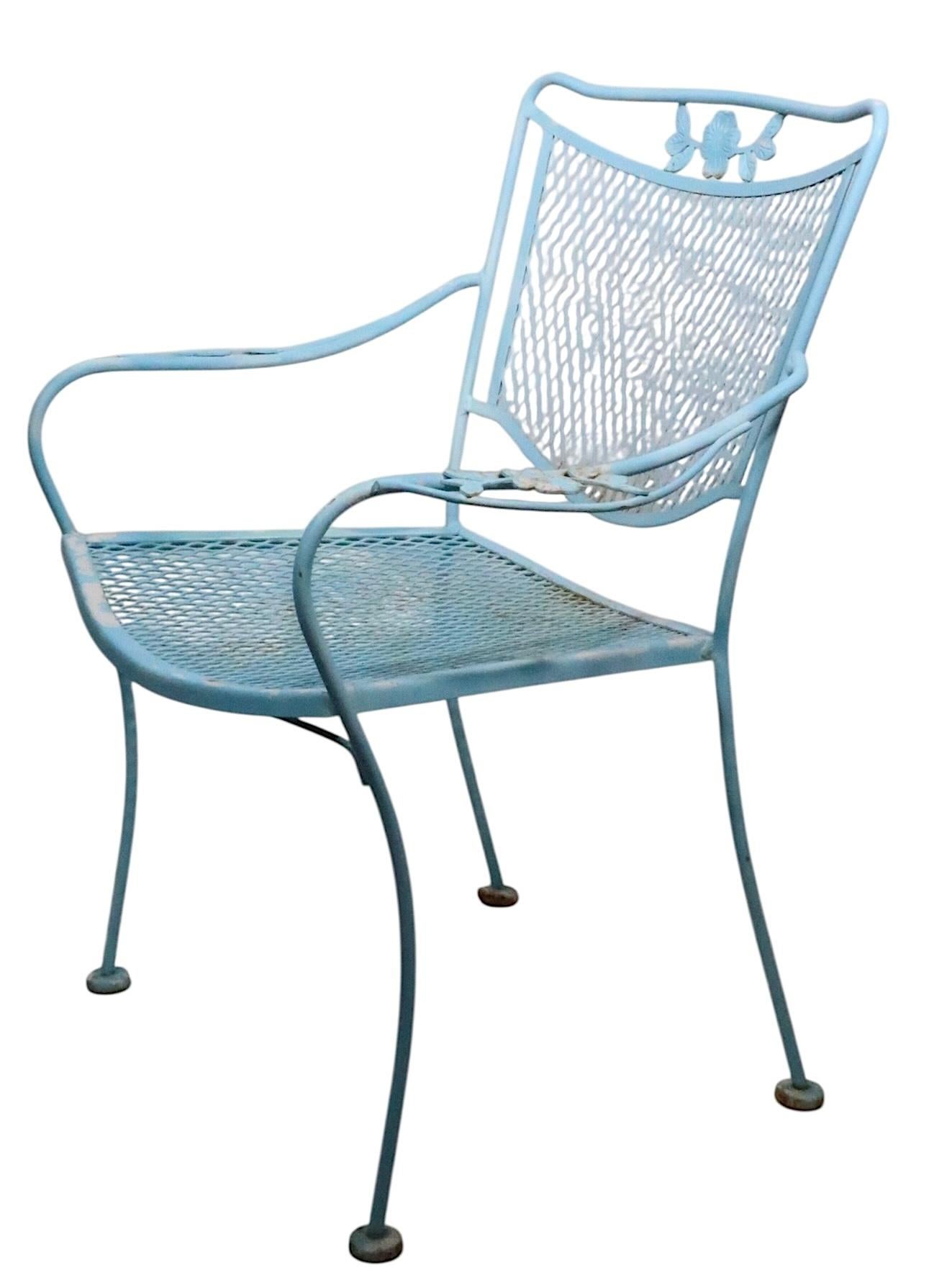 Ensemble de quatre fauteuils de salle à manger en fer forgé, avec assise et dossier en maille métallique. Les chaises sont en bon état, propre, prêt à l'emploi, actuellement dans plus tard, mais pas nouveau, peinture bleu poudre, finition montre