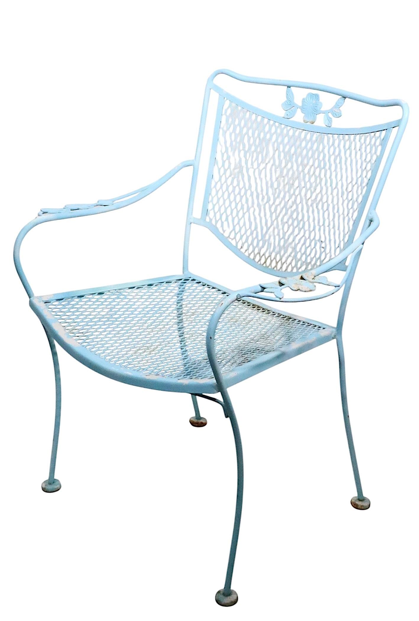 Américain Ensemble de quatre chaises de salle à manger en fer forgé pour le jardin, le patio et la piscine par Woodard Co. en vente