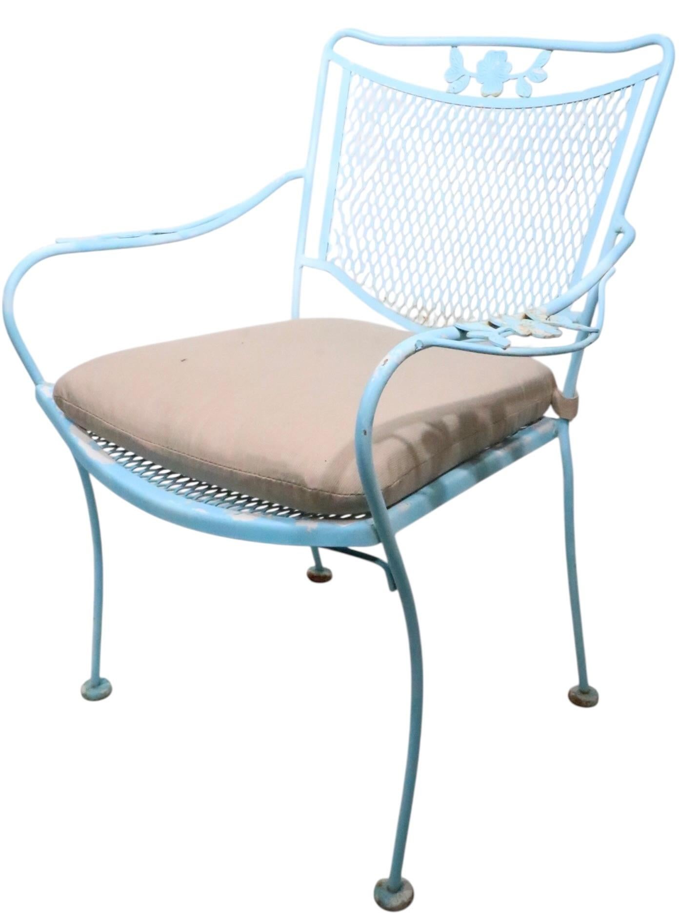 20ième siècle Ensemble de quatre chaises de salle à manger en fer forgé pour le jardin, le patio et la piscine par Woodard Co. en vente