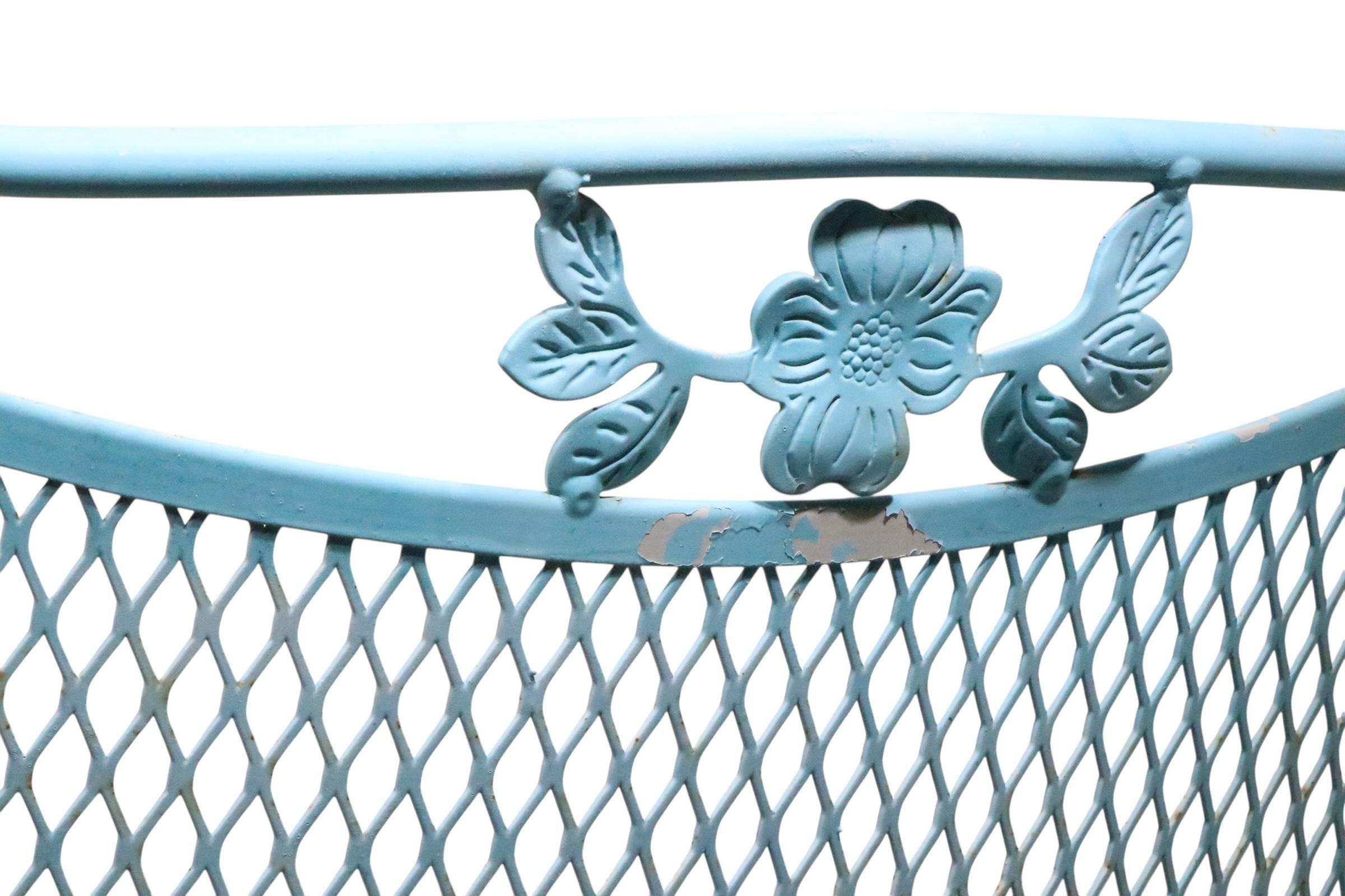 Fer forgé Ensemble de quatre chaises de salle à manger en fer forgé pour le jardin, le patio et la piscine par Woodard Co. en vente