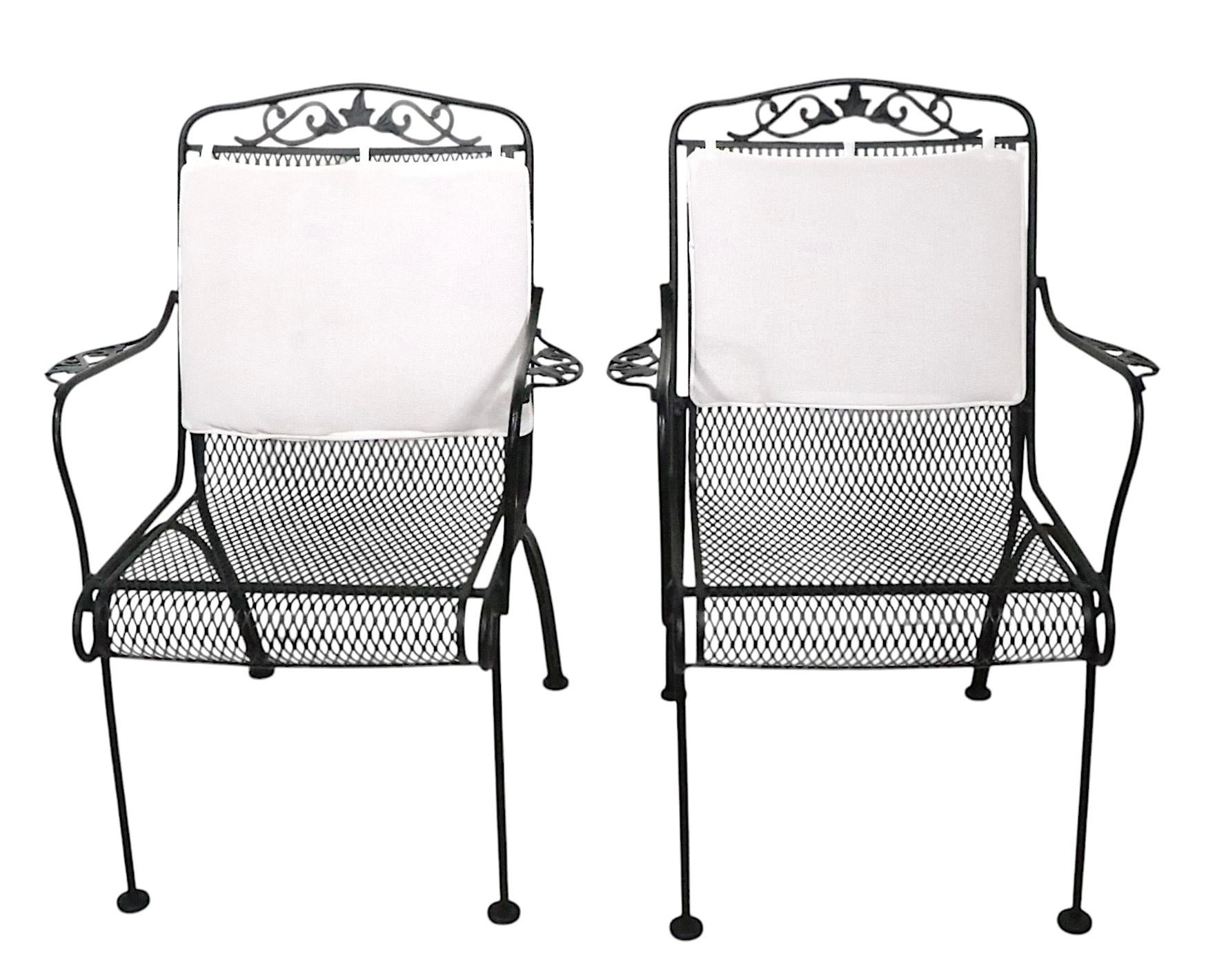 Set of Four Garden Patio Poolside Wrought Iron Dining Chairs att. to Woodard In Good Condition For Sale In New York, NY