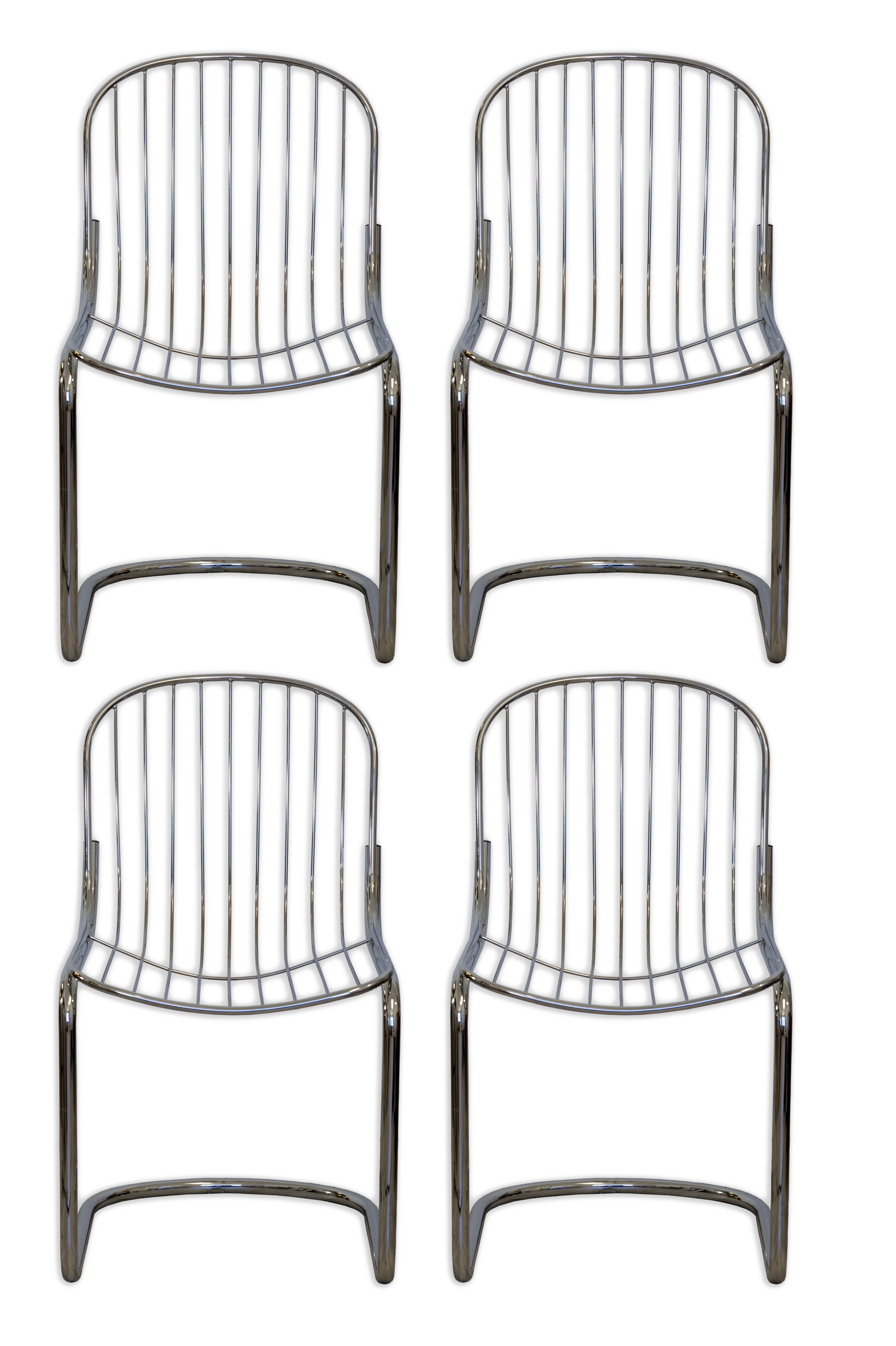 Ce magnifique ensemble de quatre chaises latérales de salle à manger en métal ROOMS des années 1970 ; parfait pour votre salle à manger moderne du milieu du siècle ou votre table de dinette de cuisine ! Le travail de l'acier de ces chaises est d'une