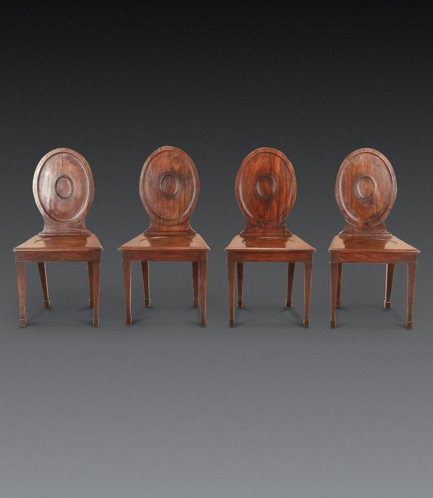  Un set ben progettato di 4 sedie da sala in mogano del XVIII secolo, alla maniera di 'Ince & Mayhew'. Lo schienale ovale con centri bombati e pannelli centrali sagomati, sopra sedili sagomati con centri circolari bombati e bordi sagomati. Si erge