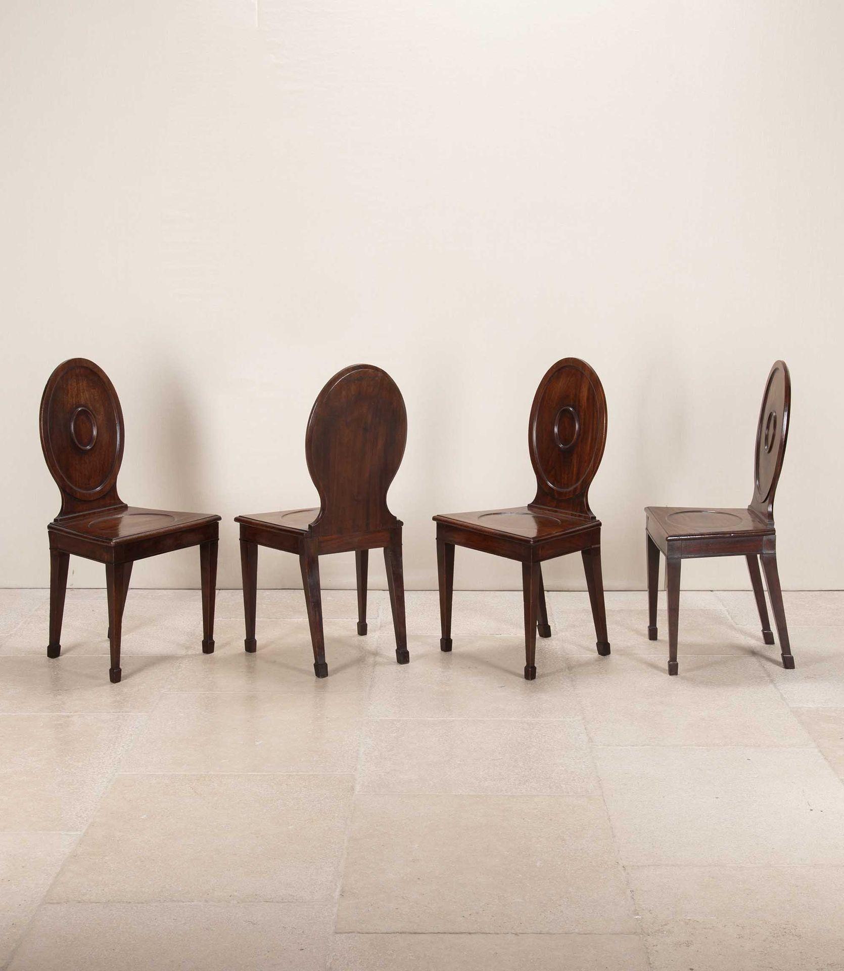 Un set ben progettato di quattro sedie da sala in mogano del XVIII secolo, alla maniera di 'Ince & Mayhew'. Lo schienale ovale con centri bombati e pannelli centrali sagomati, sopra sedili sagomati con centri circolari bombati e bordi sagomati. Si