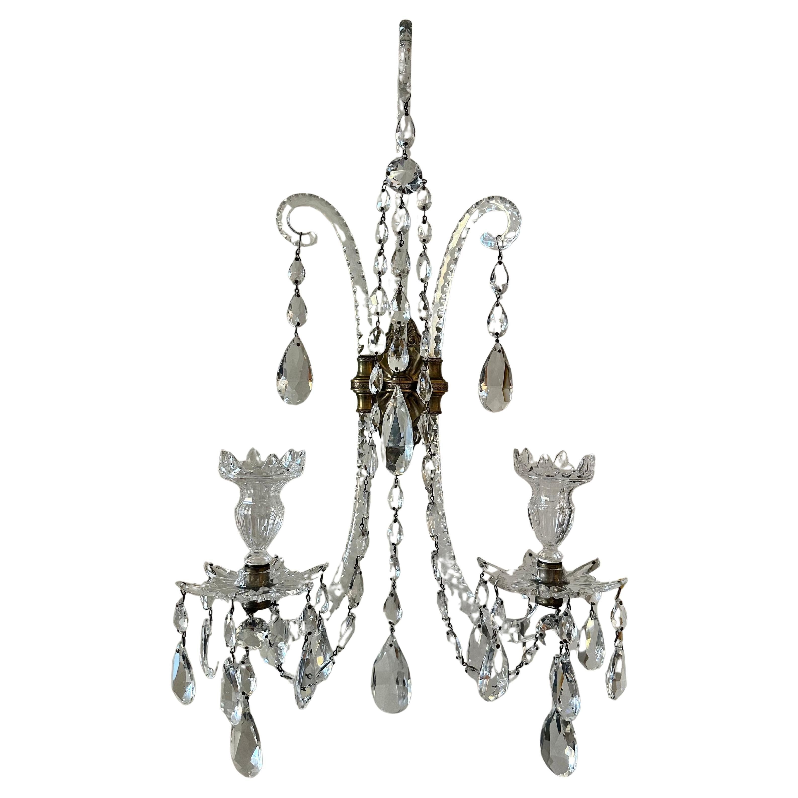 Set di quattro applique georgiane in cristallo finemente tagliato.  In forma d'epoca, tre canne verso l'alto in stile Prince of Wales.  Due bracci con bobeches originali e tazze per candele.

L'elettricità è stata rimossa, ma le coppe e le bobeches