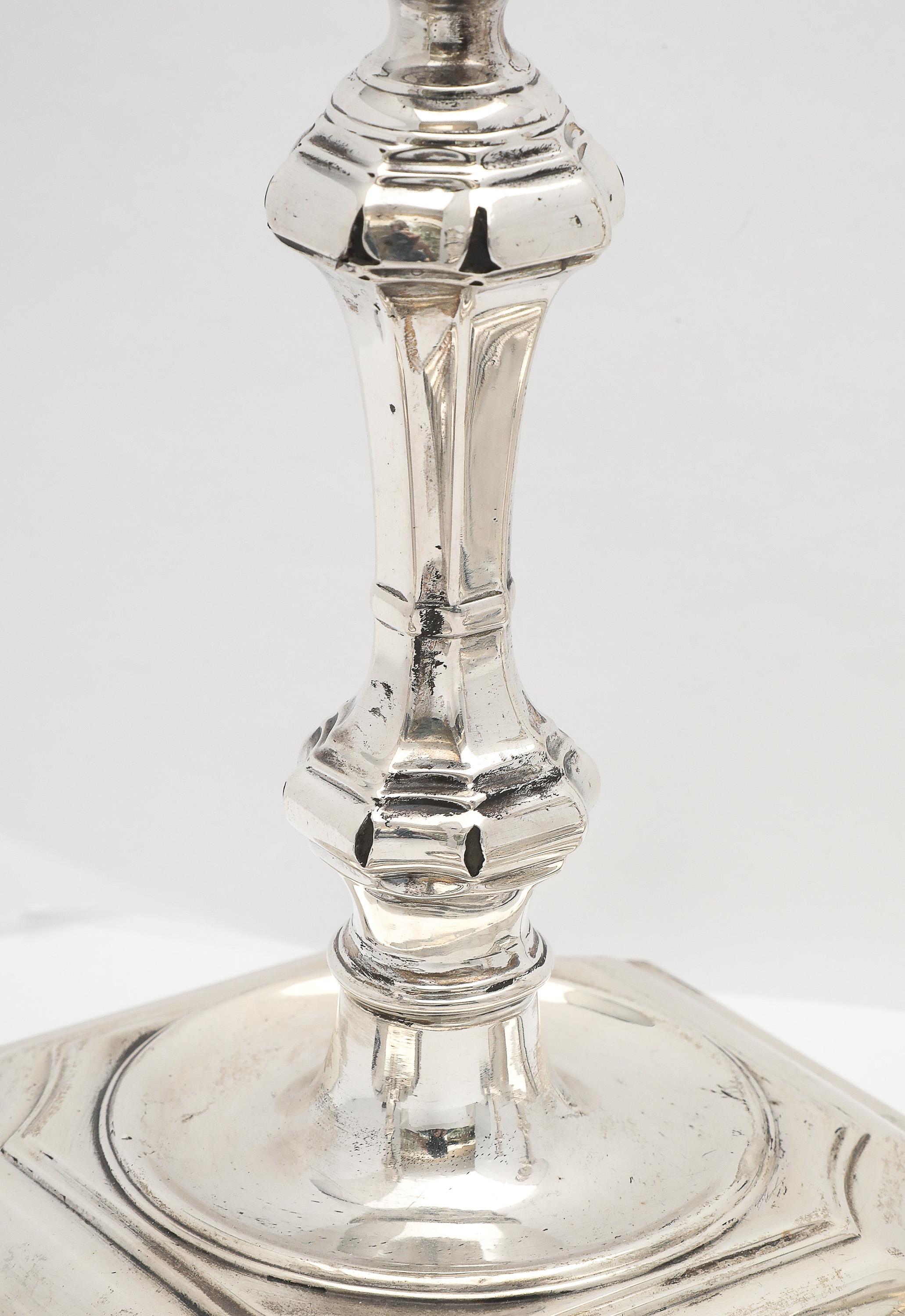 Ensemble de quatre chandeliers de style géorgien (George II) en vente 7