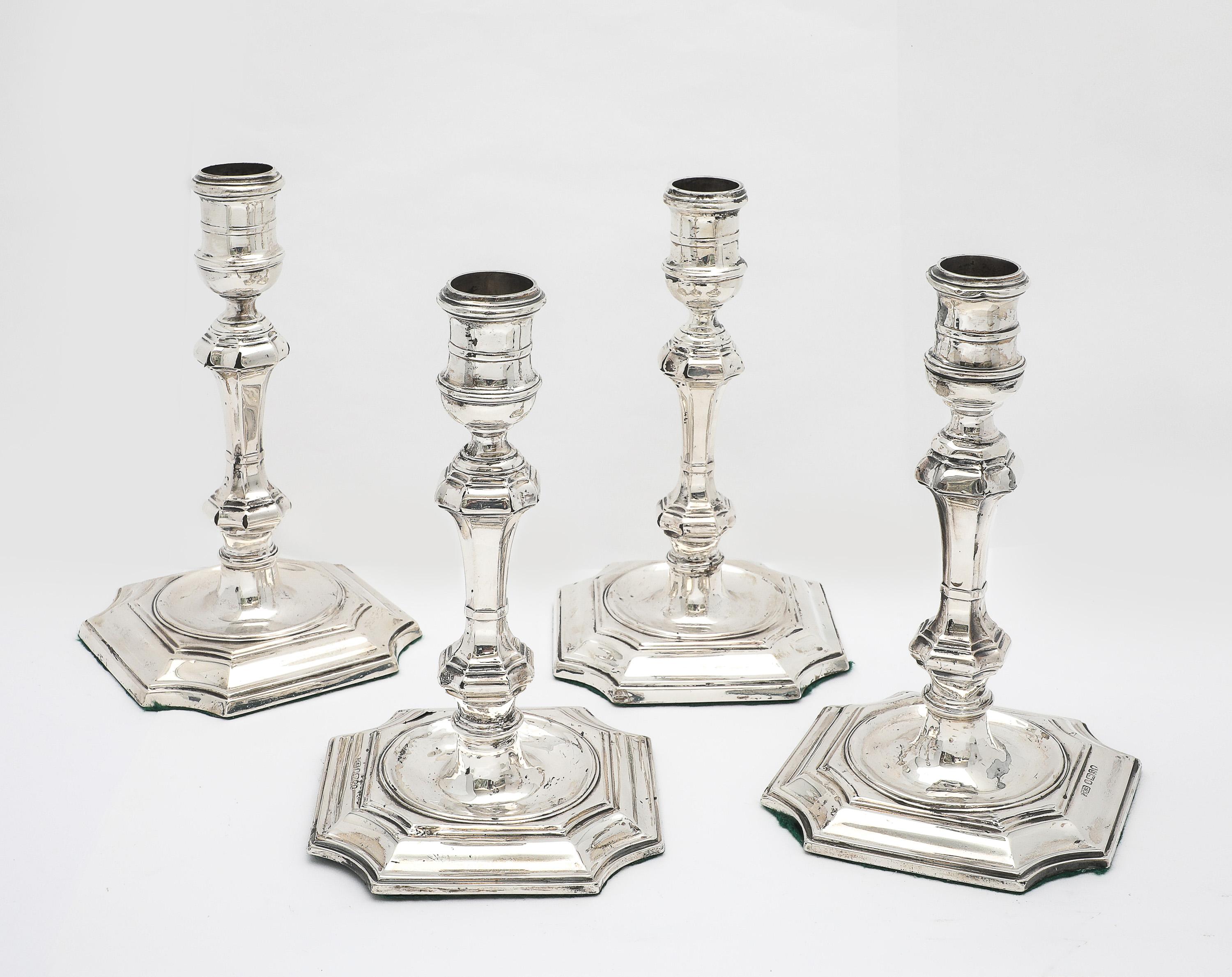 Ensemble de quatre (4) chandeliers de style géorgien (George II) en argent sterling, fabriqués dans la ville de Sheffield, Angleterre, portant le poinçon de 1885, James Kebberling Bembridge (de Hawkesworth, Eyre and Co., Ltd.) - fabricant.  Veuillez
