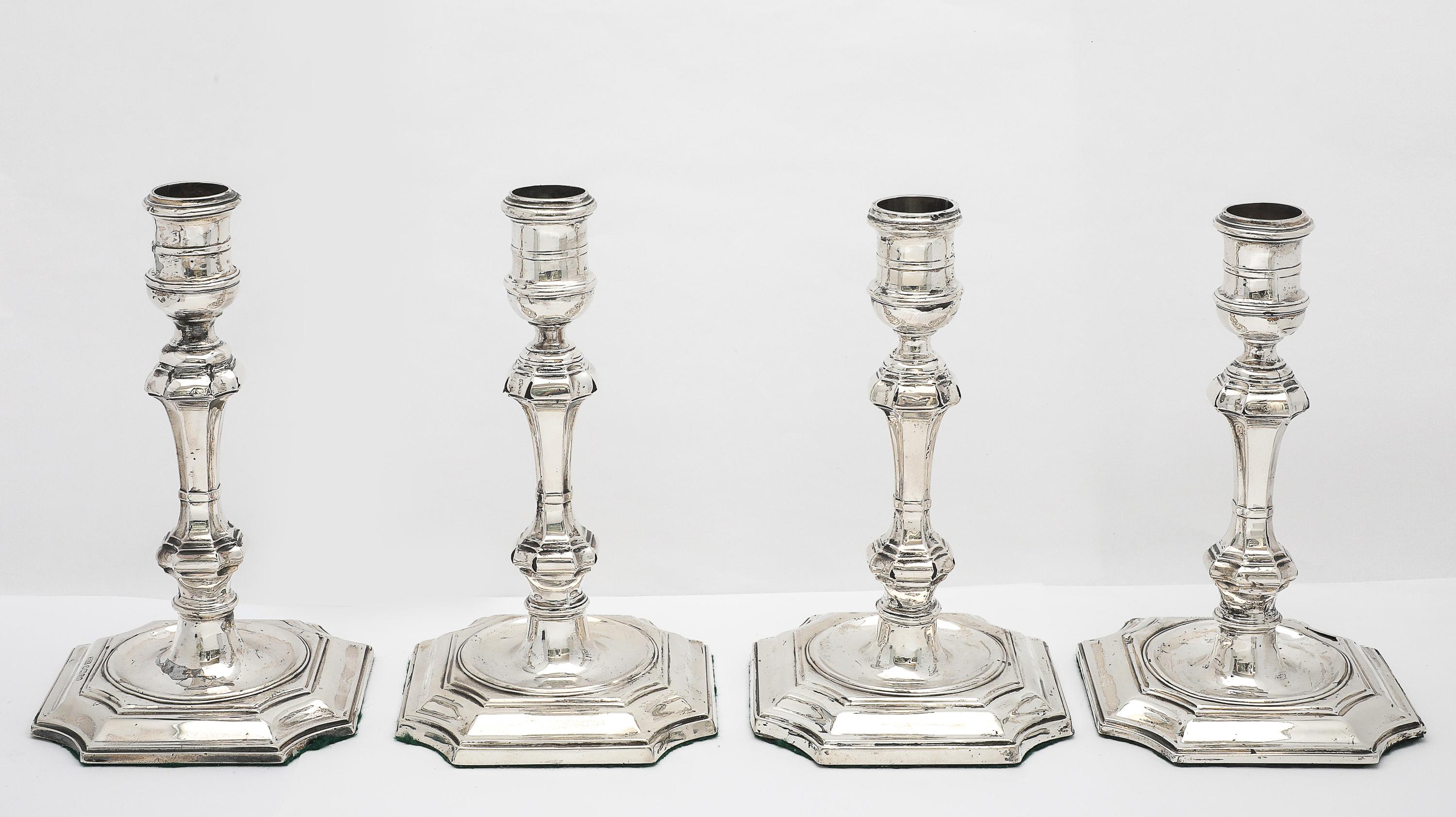 Anglais Ensemble de quatre chandeliers de style géorgien (George II) en vente