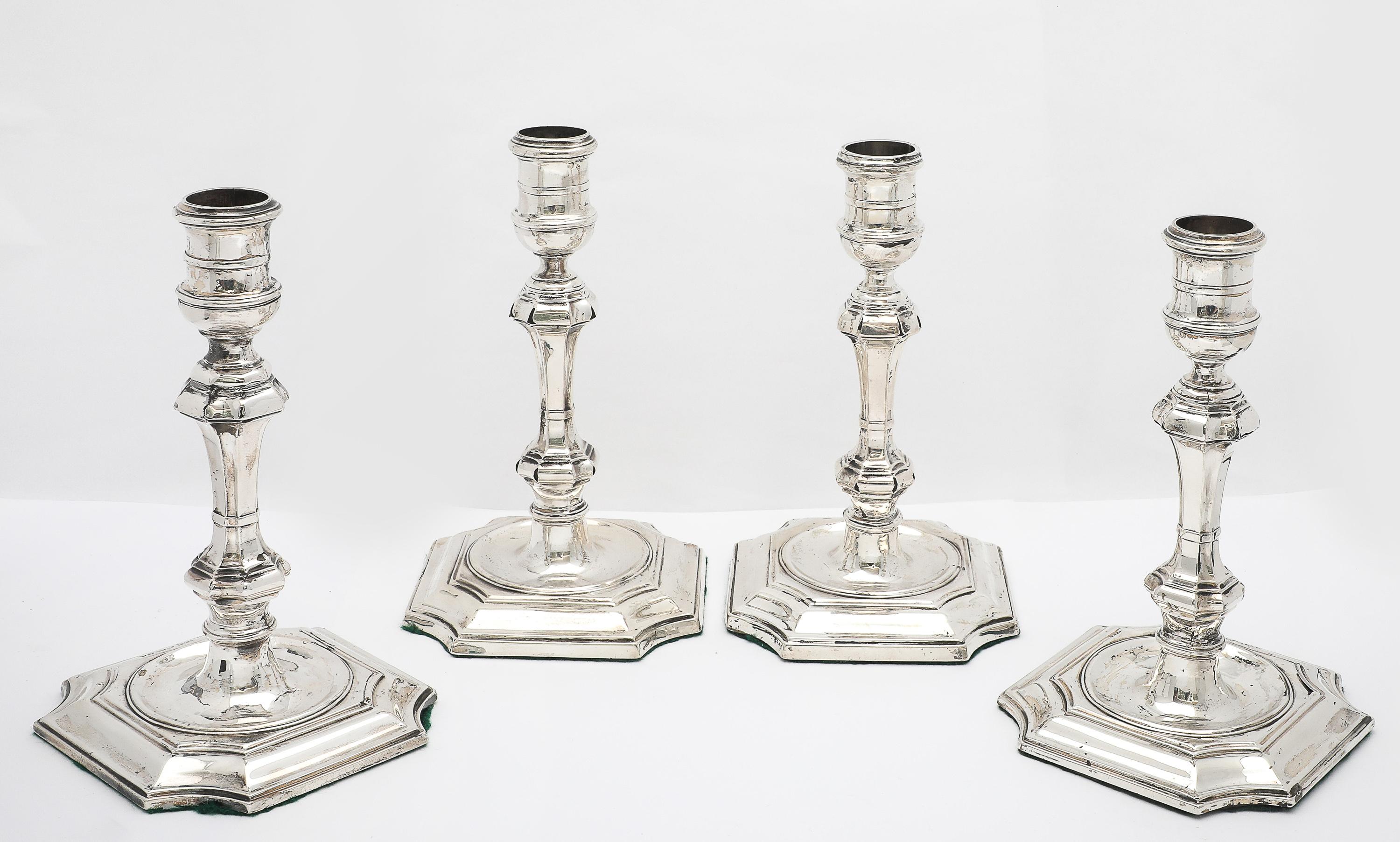 Ensemble de quatre chandeliers de style géorgien (George II) Bon état - En vente à New York, NY