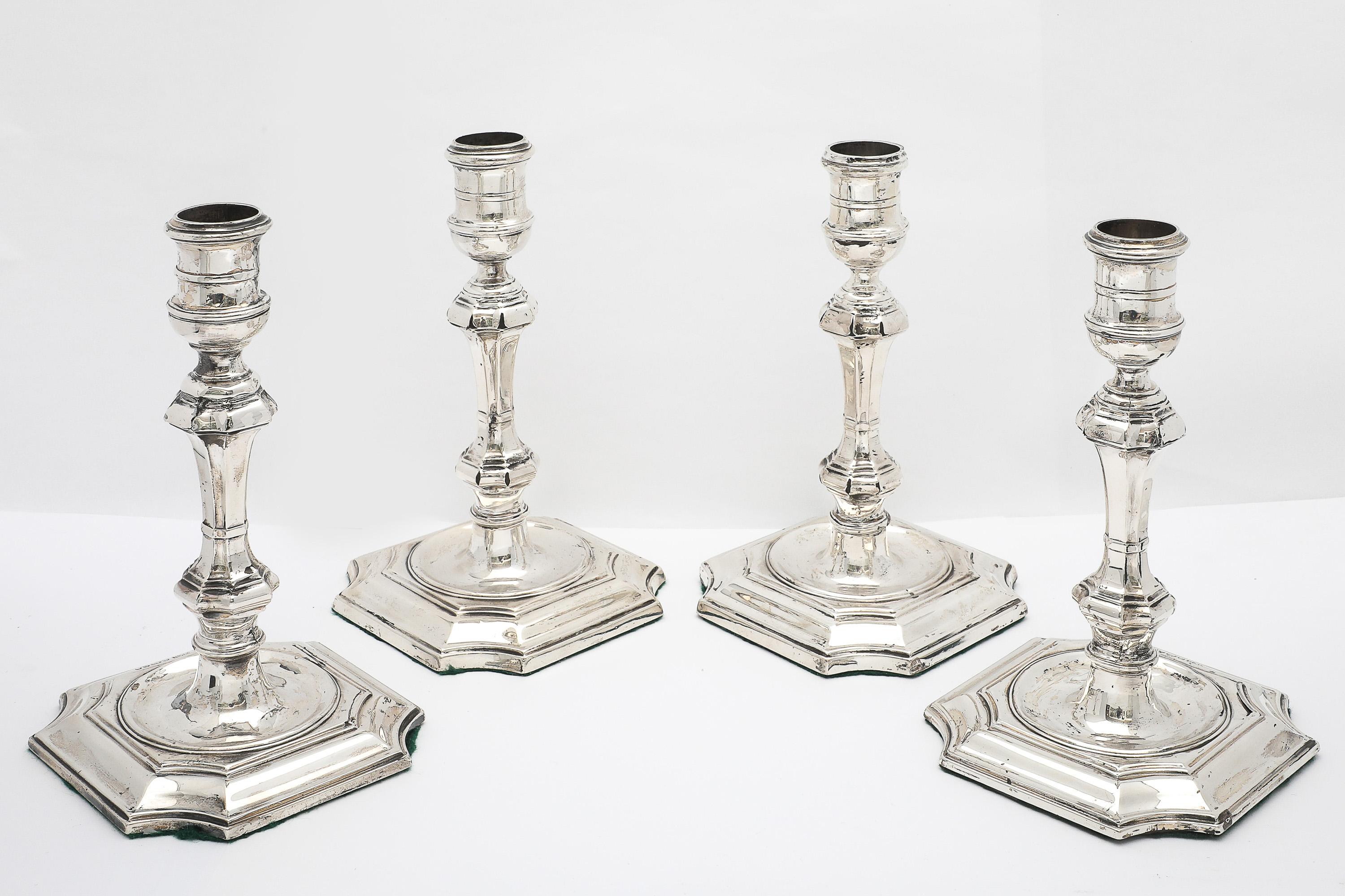 Fin du XIXe siècle Ensemble de quatre chandeliers de style géorgien (George II) en vente