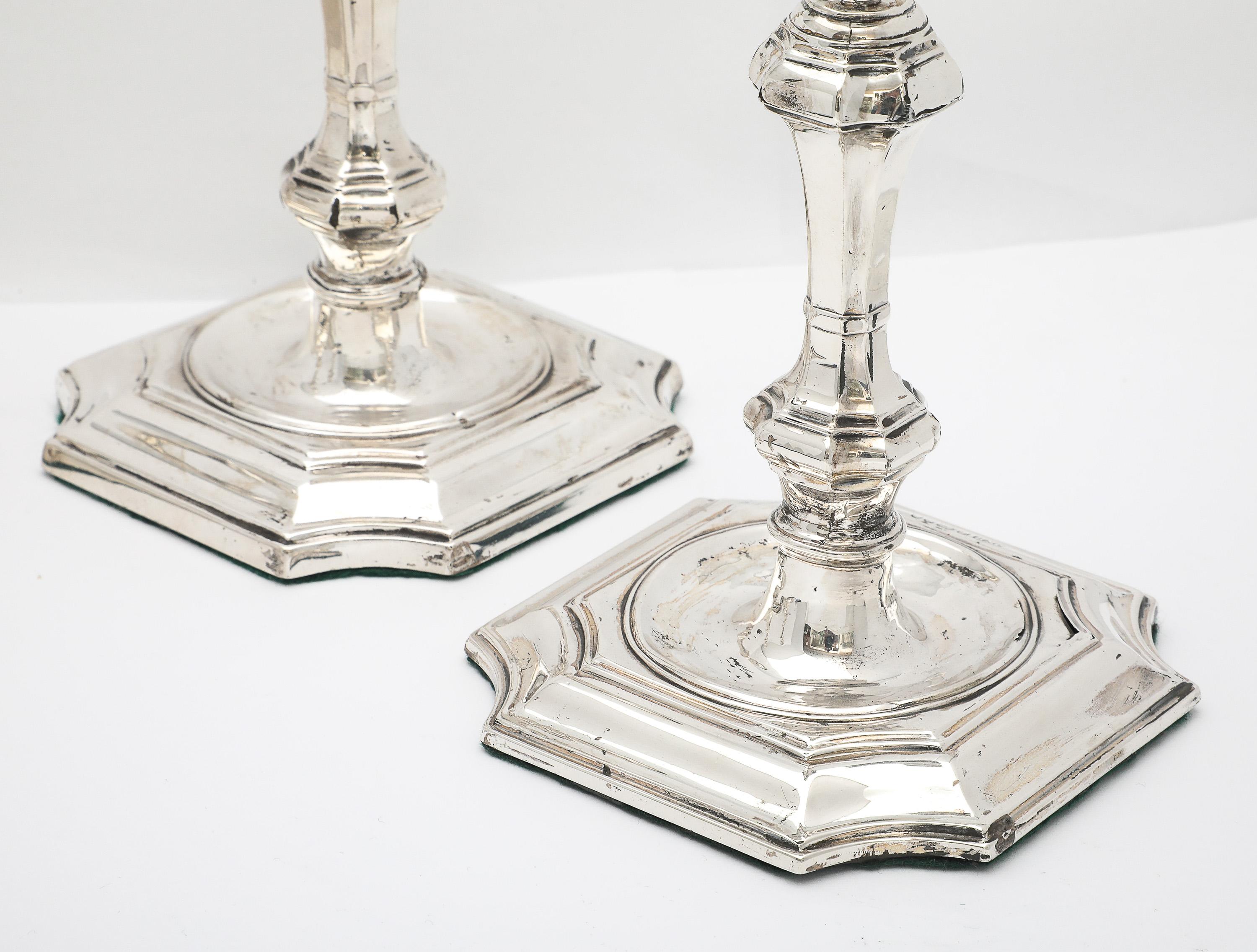 Argent sterling Ensemble de quatre chandeliers de style géorgien (George II) en vente