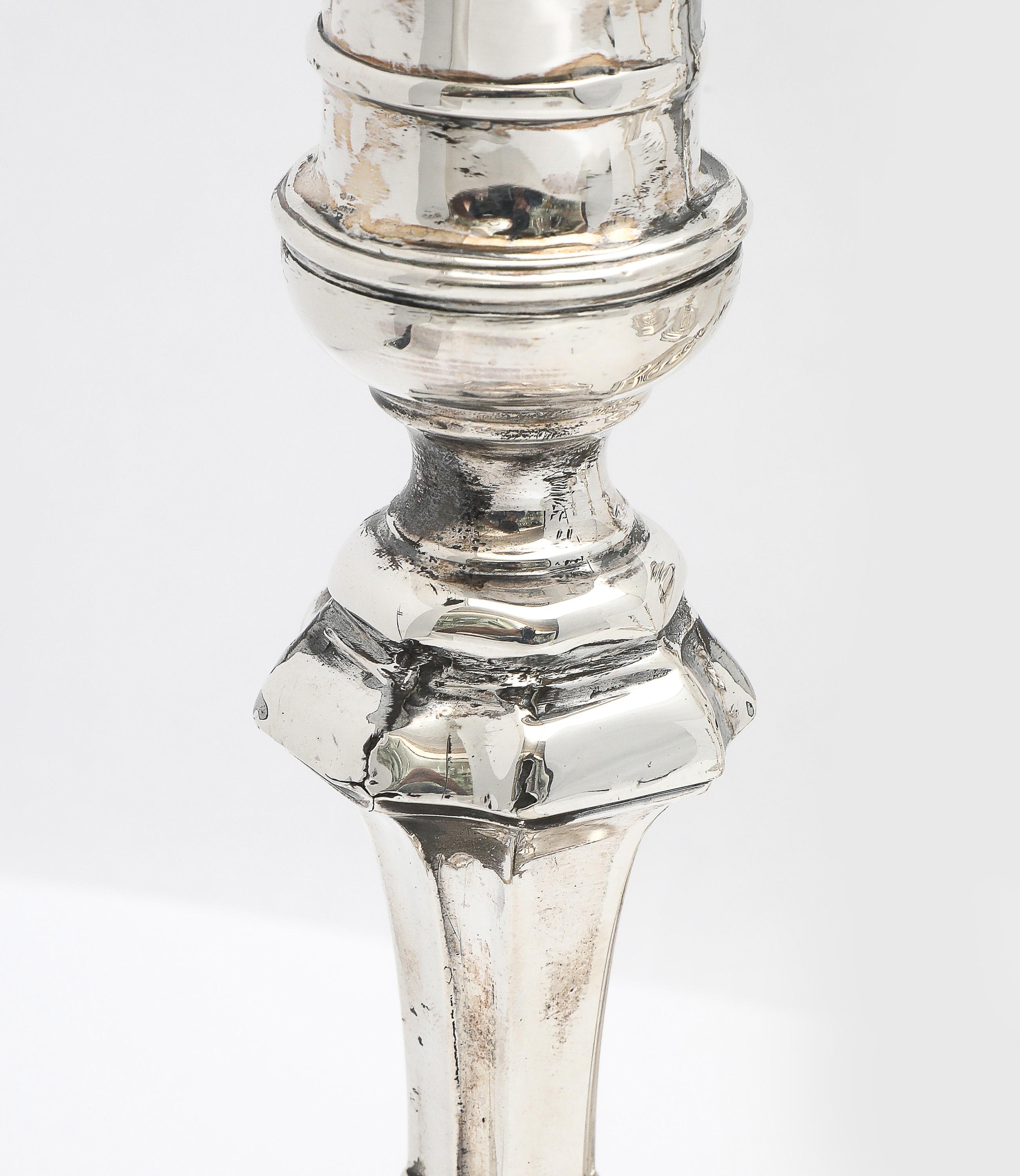 Ensemble de quatre chandeliers de style géorgien (George II) en vente 2