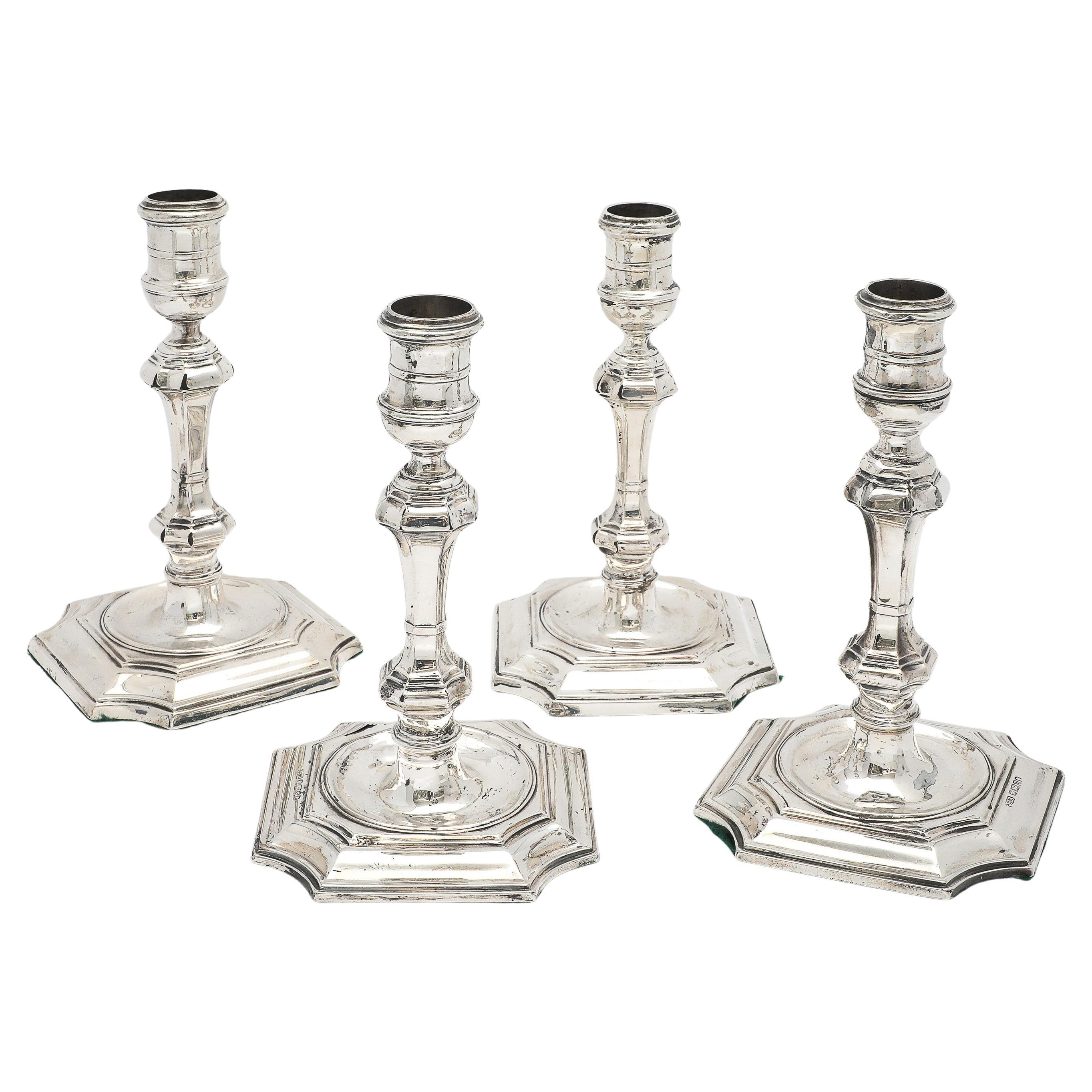 Ensemble de quatre chandeliers de style géorgien (George II) en vente