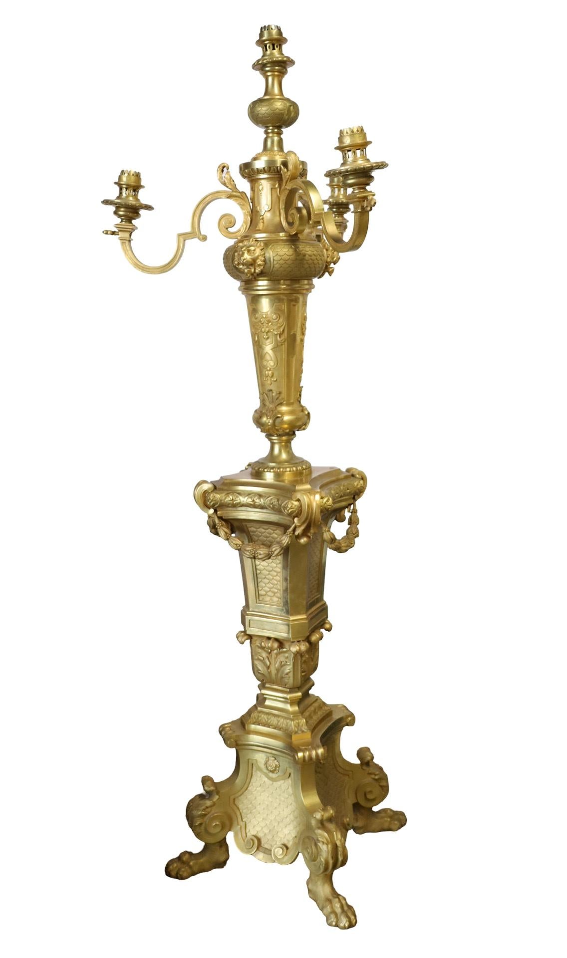 Weltklasse-Set von vier georgianischen vergoldeten Bronze vier Licht Palast Fackeln, gemacht, um den Weg der Könige zu beleuchten! Jedes Stück ist aus glänzender Doré-Bronze gegossen, und die Details dieses Sets sind unübertroffen. Löwenmasken als