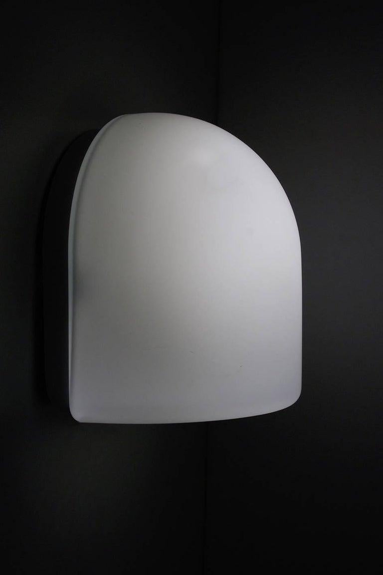 Satz von vier deutschen minimalistischen Vintage-Wandleuchten aus weißem Glas mit Einbaubeleuchtung (20. Jahrhundert) im Angebot