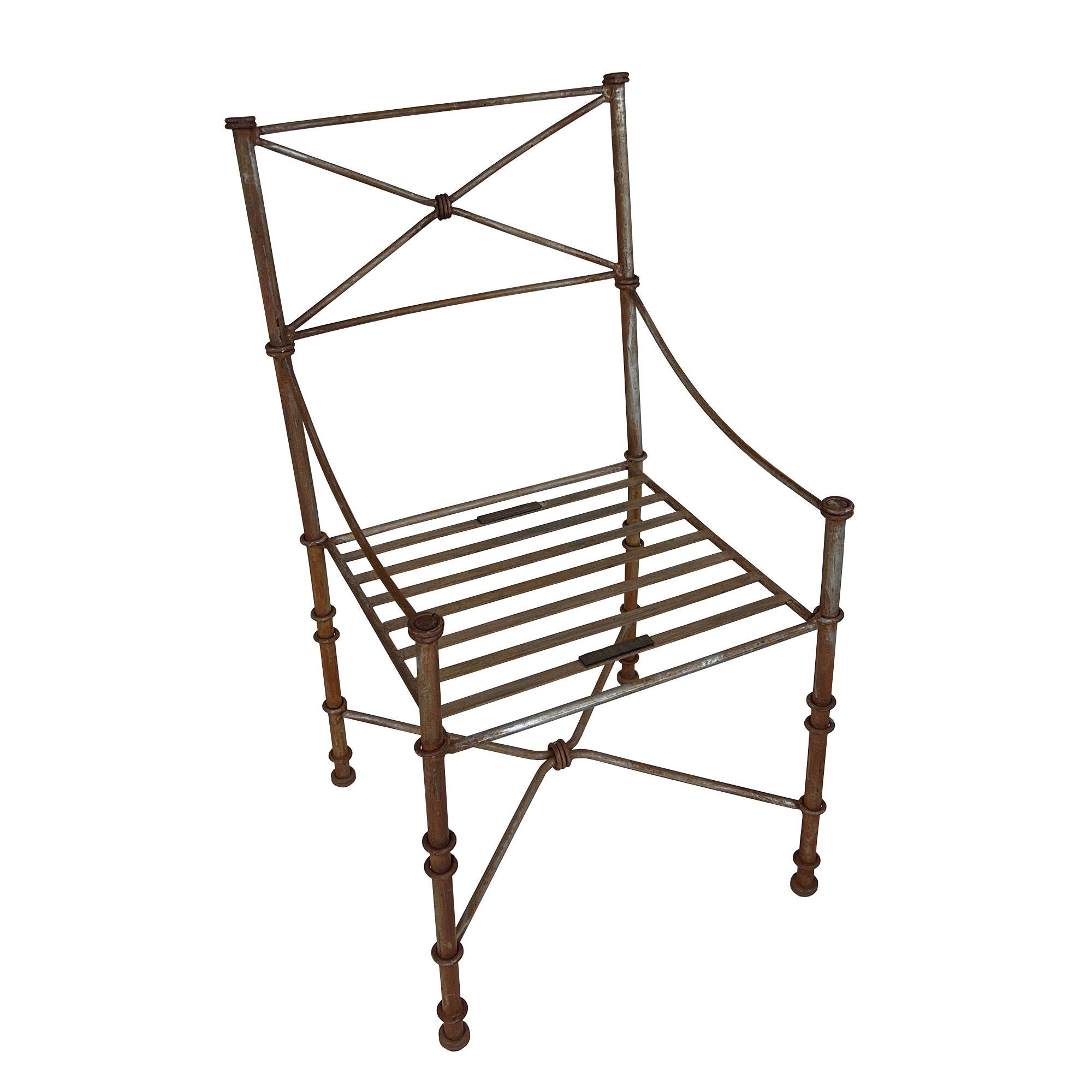 Un ensemble saisissant de quatre chaises en fer de style Giacometti, faisant écho aux sensibilités sculpturales et modernistes de Diego et Alberto Giacometti. Ces chaises présentent la forme en X emblématique du dossier croisé, de fines tiges en fer