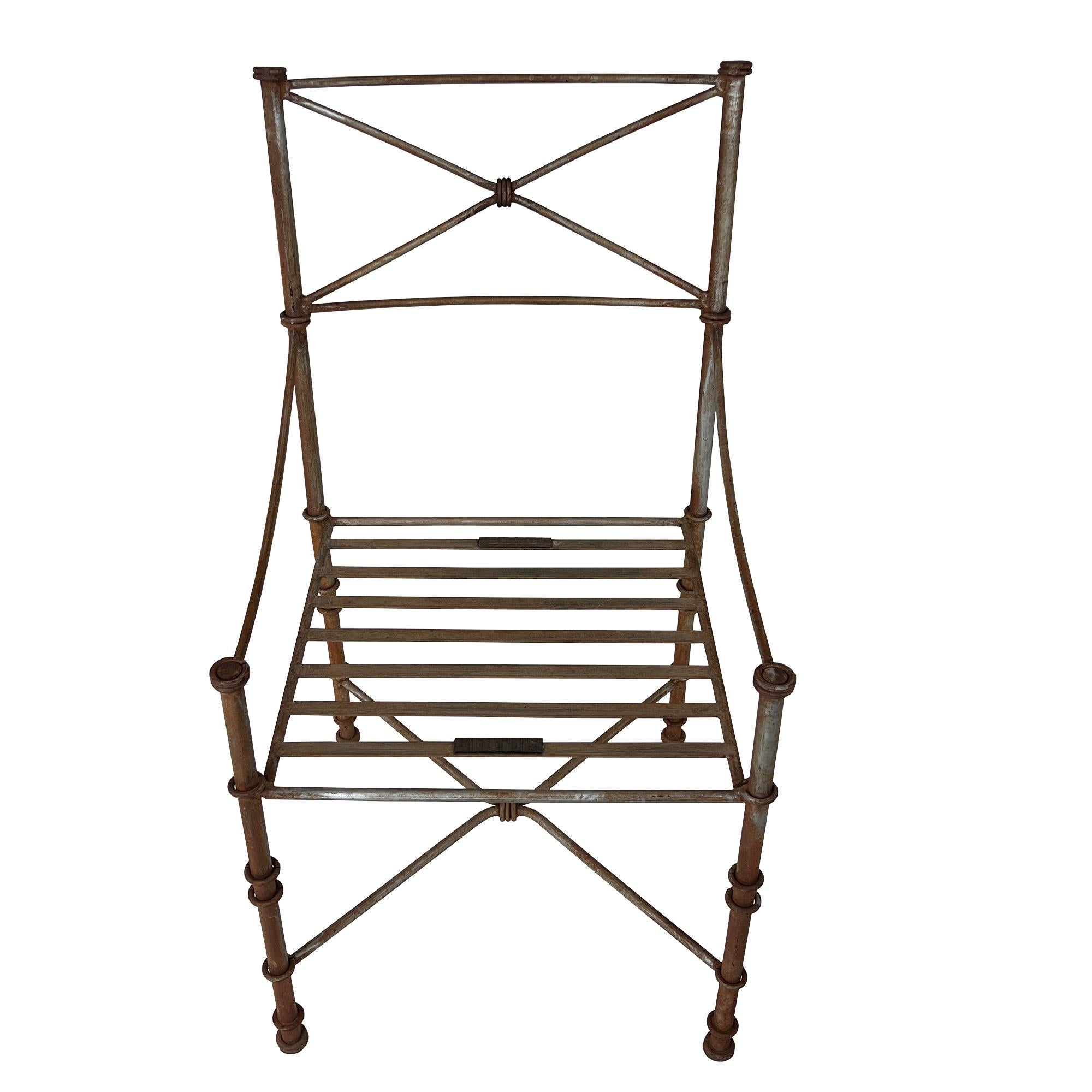 Moderne Ensemble de quatre chaises en fer de style Giacometti - Sculptural Modernist Italian Design en vente