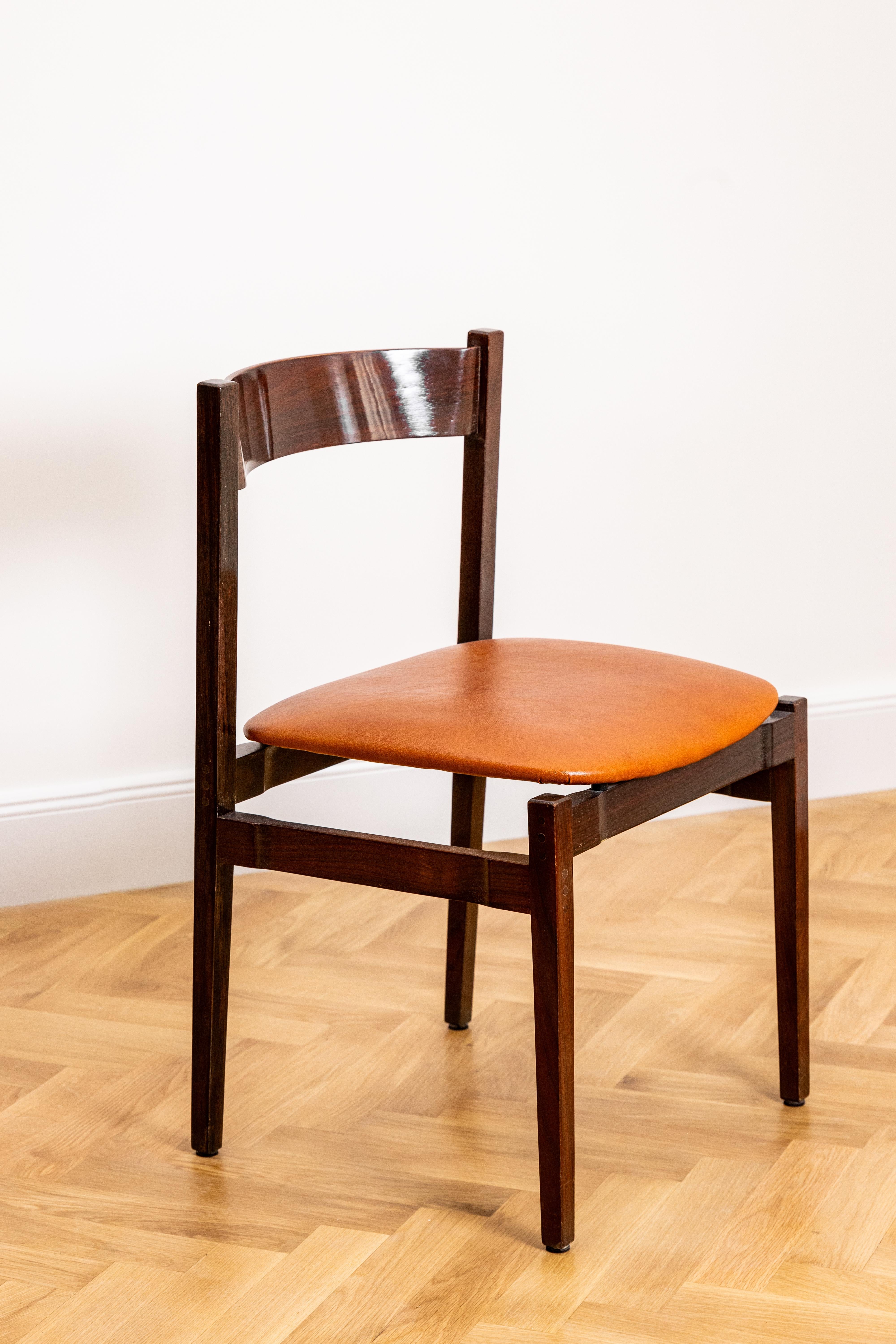 Set di quattro sedie da pranzo Gianfranco Frattini Modello 101 in palissandro e pelle in vendita 3