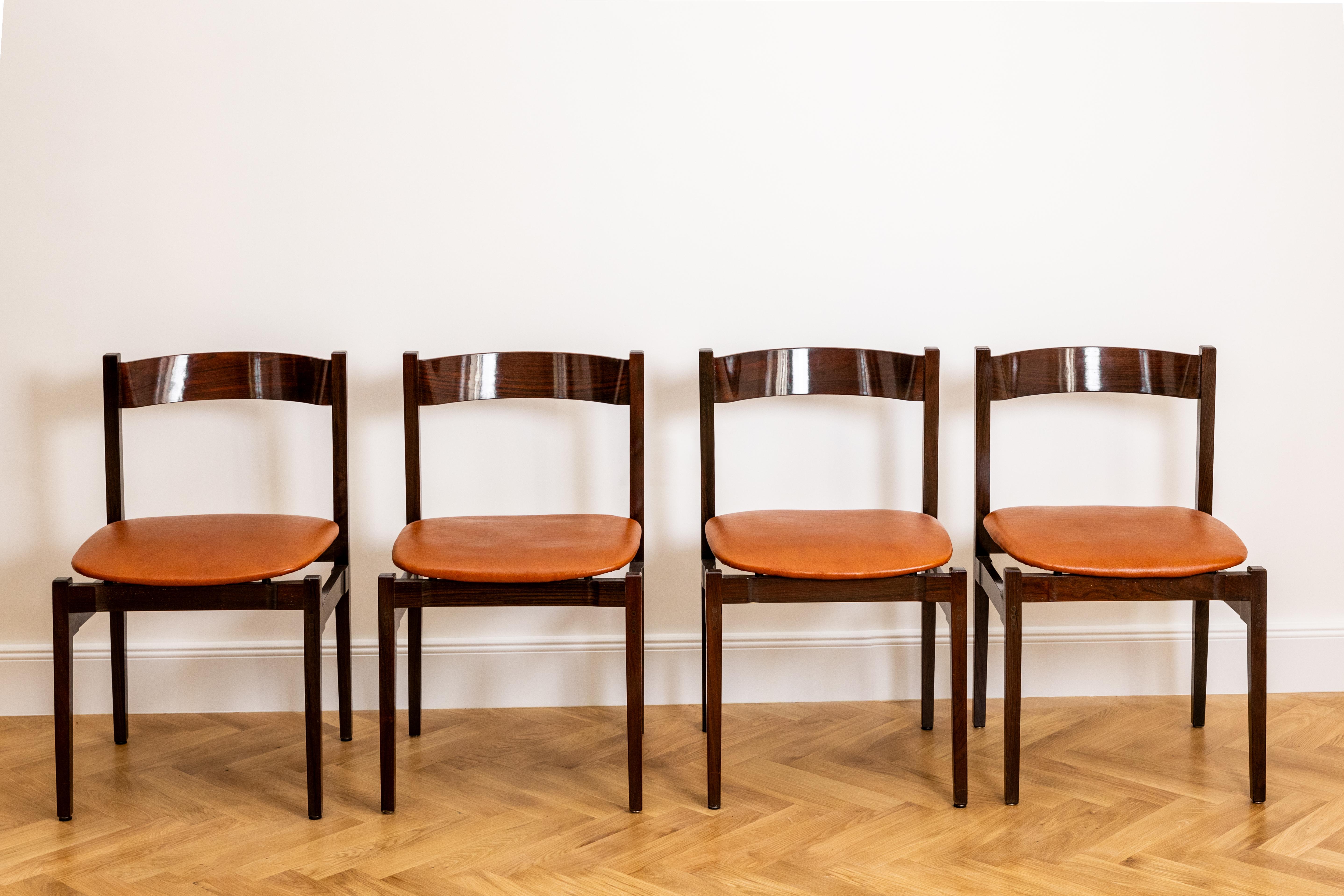 Disegnato da Gianfranco Frattini e prodotto da Cassina negli anni '60, questo set di quattro sedie da pranzo Model 101 esemplifica la precisione scultorea e la raffinatezza dei materiali che definiscono l'epoca d'oro del design moderno