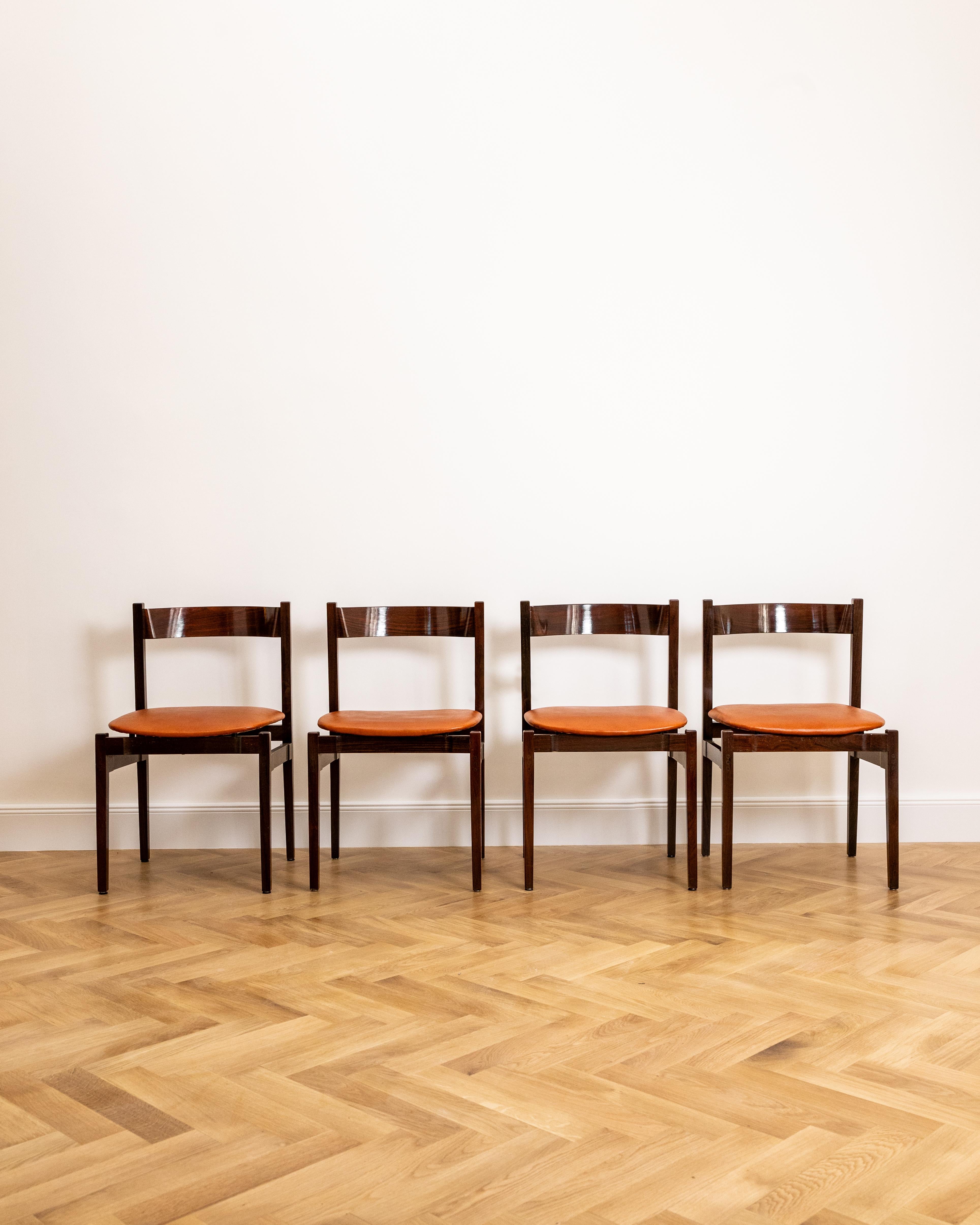 Mid-Century moderno Set di quattro sedie da pranzo Gianfranco Frattini Modello 101 in palissandro e pelle in vendita