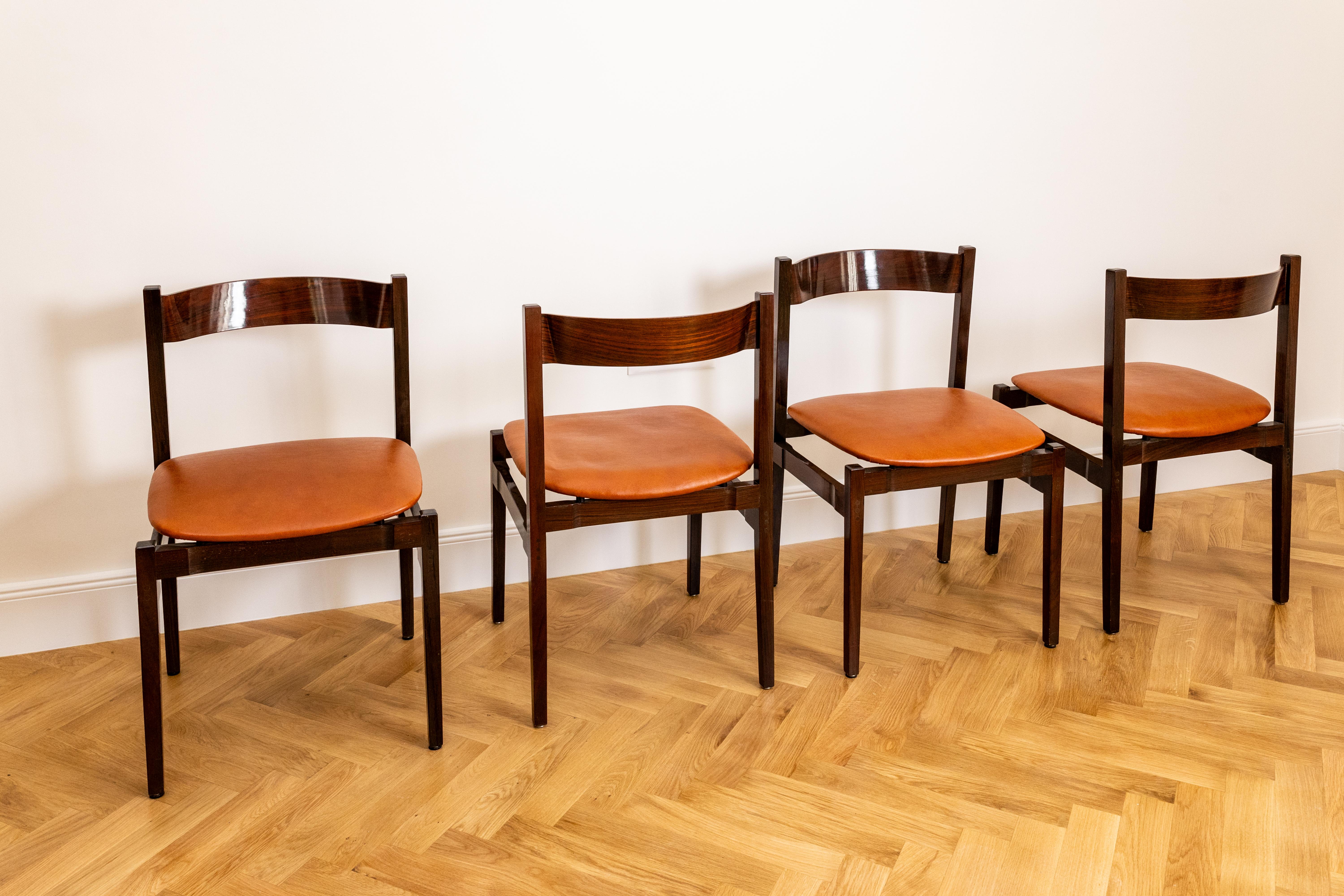 Italiano Set di quattro sedie da pranzo Gianfranco Frattini Modello 101 in palissandro e pelle in vendita