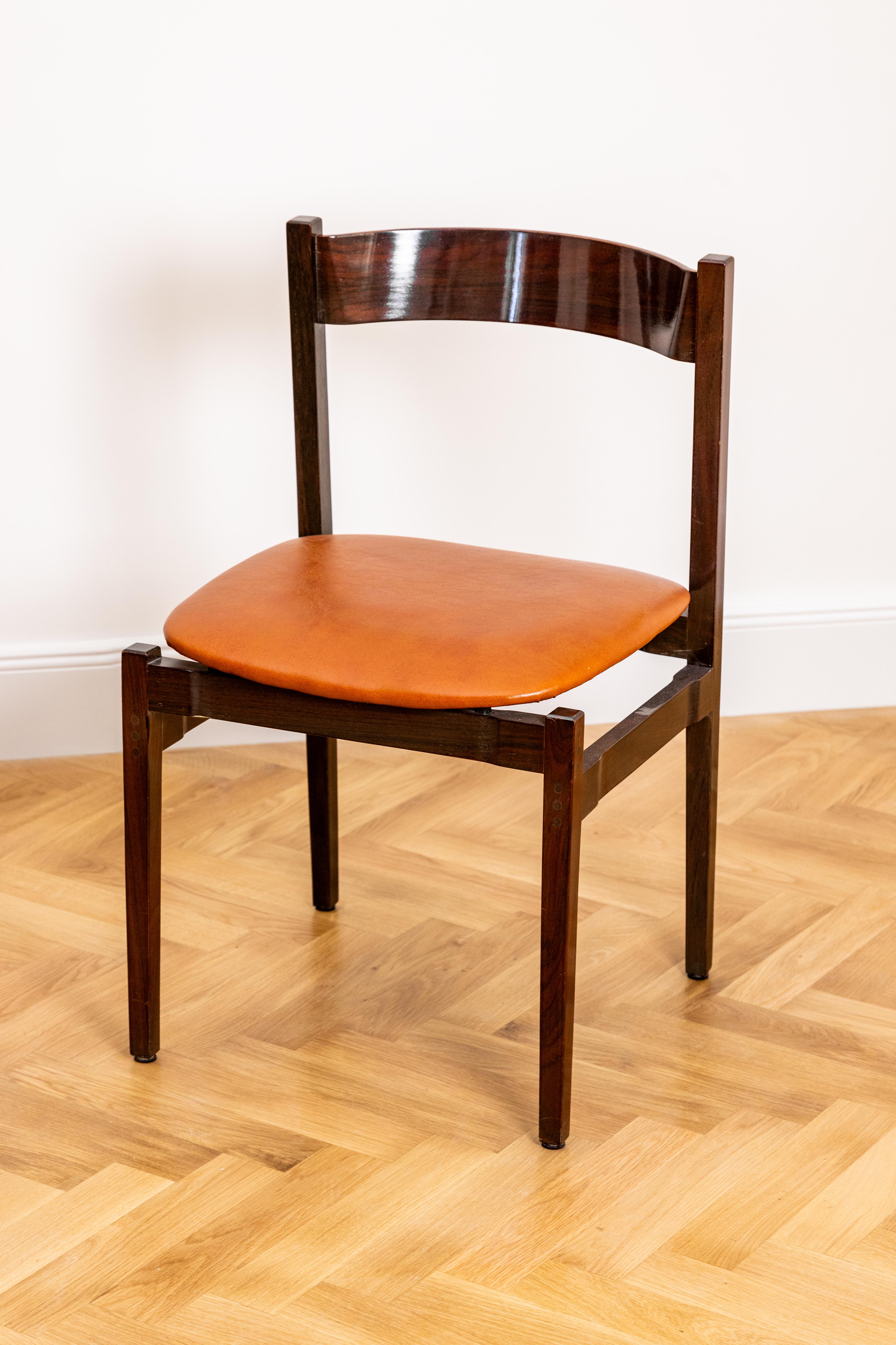 Set di quattro sedie da pranzo Gianfranco Frattini Modello 101 in palissandro e pelle In condizioni buone in vendita a Sofia, BG