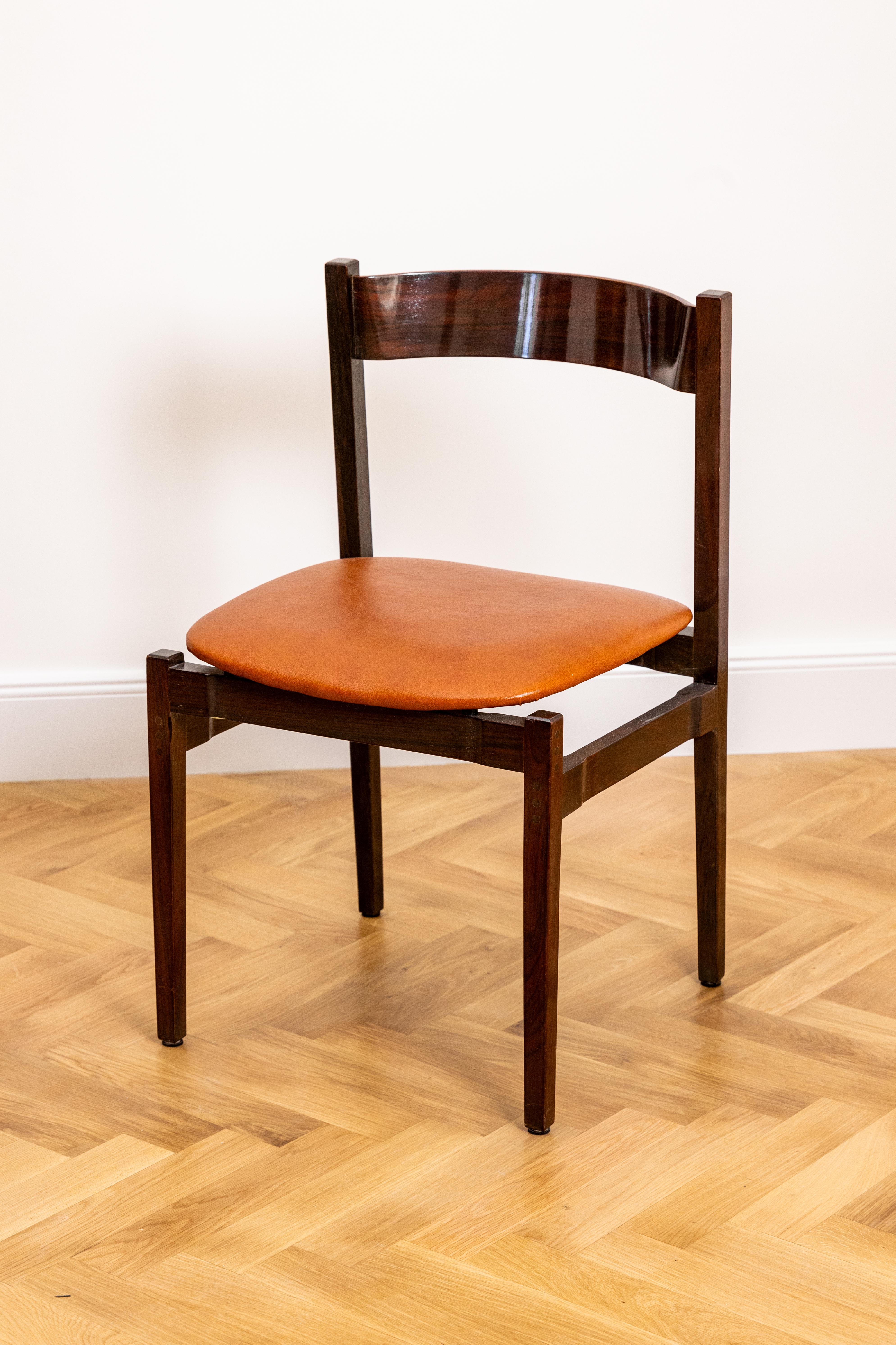 XX secolo Set di quattro sedie da pranzo Gianfranco Frattini Modello 101 in palissandro e pelle in vendita