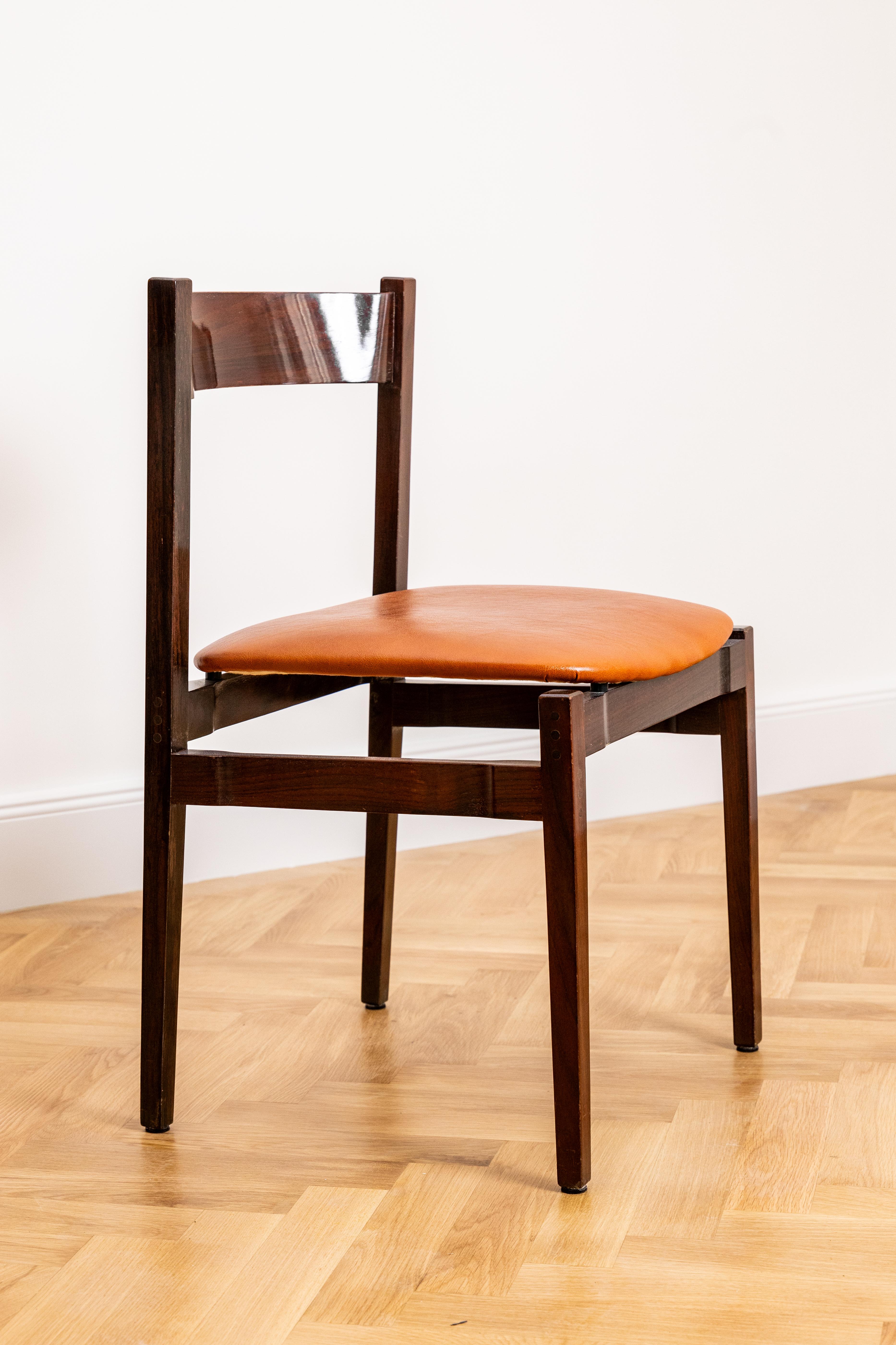 Palissandro Set di quattro sedie da pranzo Gianfranco Frattini Modello 101 in palissandro e pelle in vendita