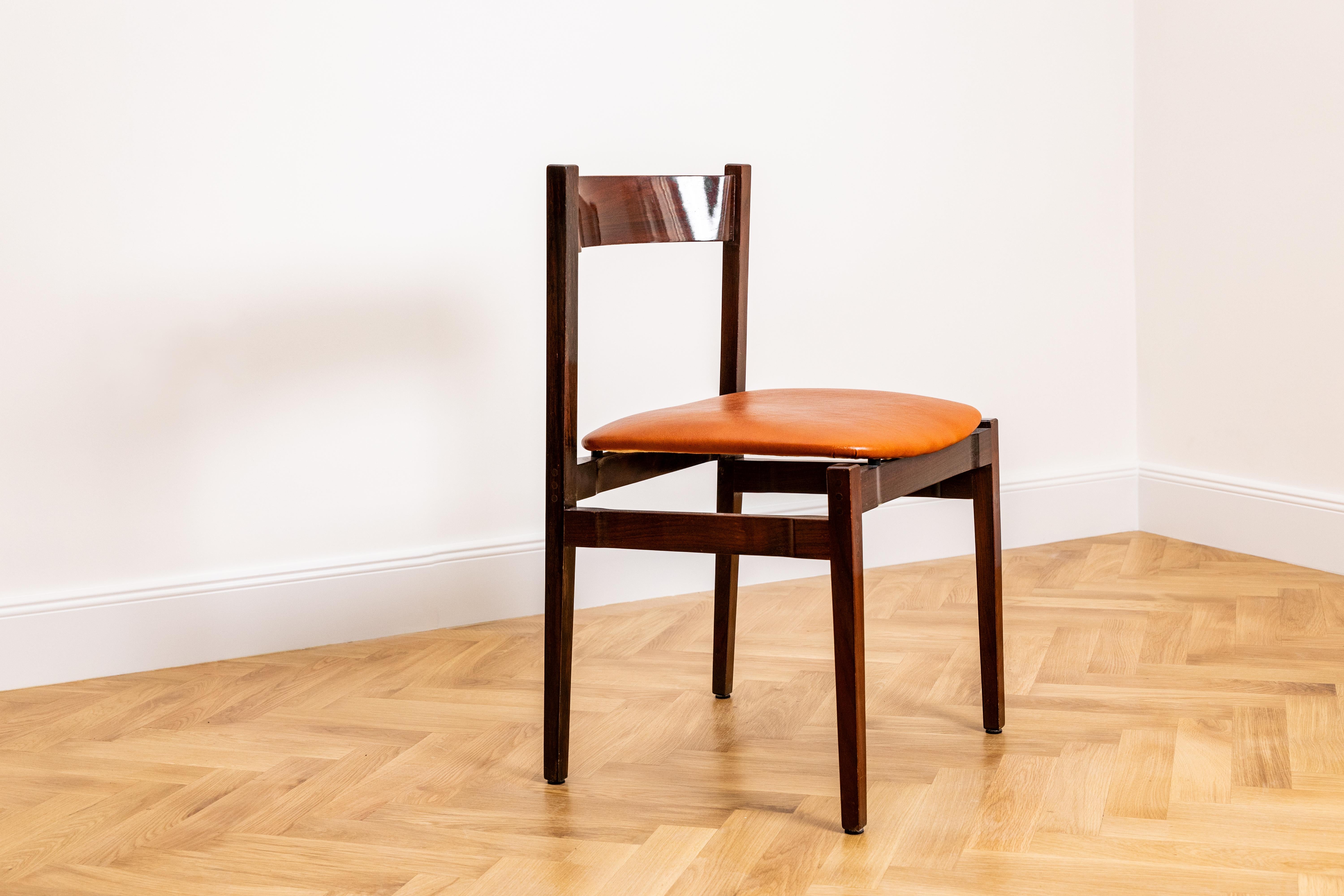 Set di quattro sedie da pranzo Gianfranco Frattini Modello 101 in palissandro e pelle in vendita 1